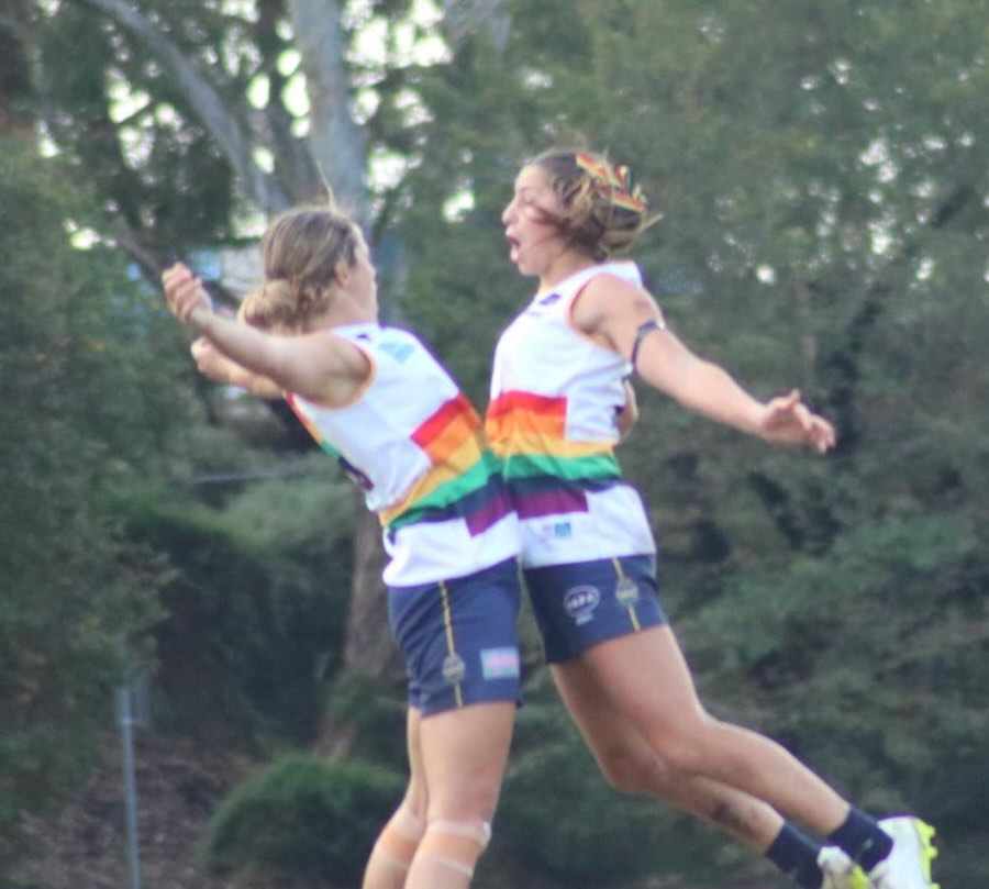 Some snaps from the Saints’ annual ‘Pride Round’ at TH King yesterday. Both Greens & Golds got the 4 points after putting on impressive displays!
Congratulations also to @sarahh_cameron__ who kicked her 200th goal for the club! 🎯👏🏻
Photo credit @worldofsezzy 📸
#goSKOB💙💛💚