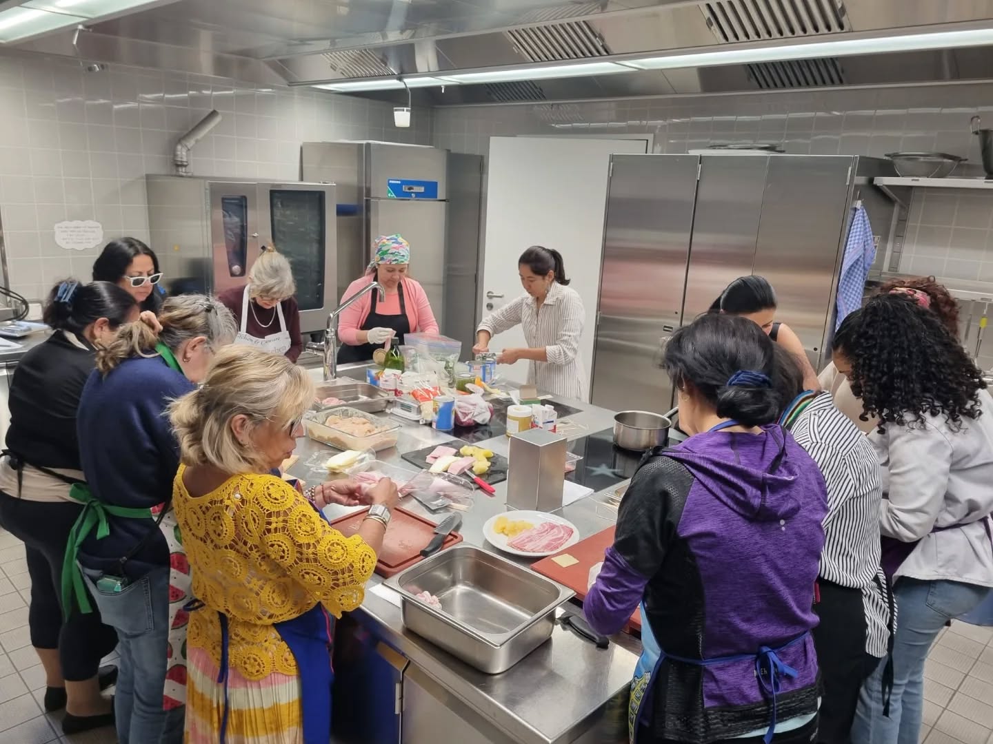 Another lovely cooking session at Kitchen Lab
Thank you to Claudia for sharing her recipe for such delicious Hawaiian-style chicken breasts and for bringing wonderful flavors and warmth to the table.
----
Otra gran sesión en Kitchen Lab
Gracias a Claudia por compartir su receta de unas deliciosas pechugas a la hawaiana y por traer tanto sabor y calidez a la mesa.
----
Ein weiterer schöner Kochtag im Kitchen Lab
Vielen Dank an Claudia für das Teilen ihres Rezepts für köstliche Hähnchenbrust nach Hawaii-Art und für die Wärme und den Geschmack, die sie an unseren Tisch gebracht hat.
#ETKultur #KitchenLab #interAct #communitycooking #InterculturalExchange