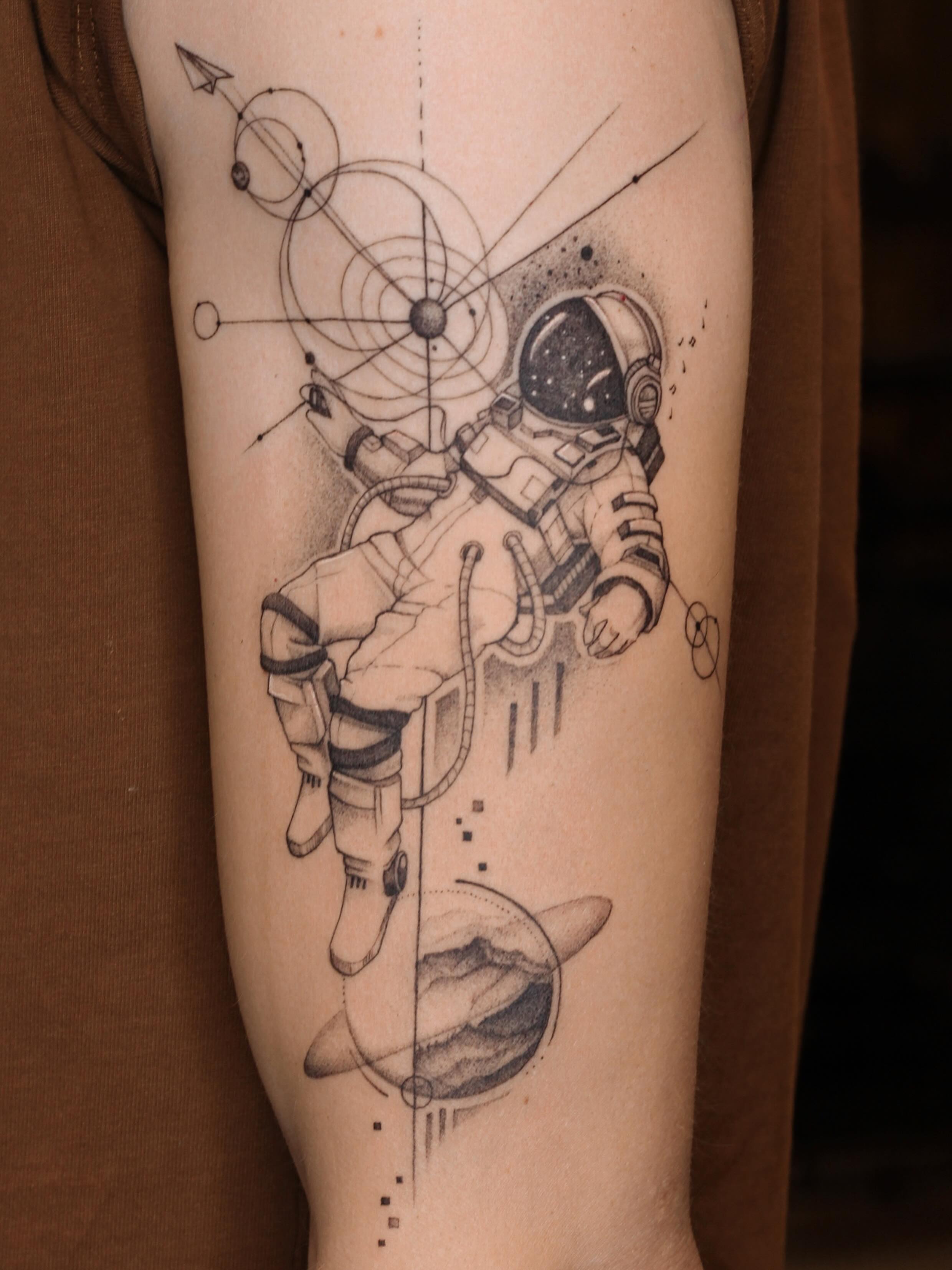 ⋆⭒˚.⋆Calm cosmic energy ⋆⭒˚.⋆
#tattoovilnius #vilniustattoo
#microrealism #vilnius