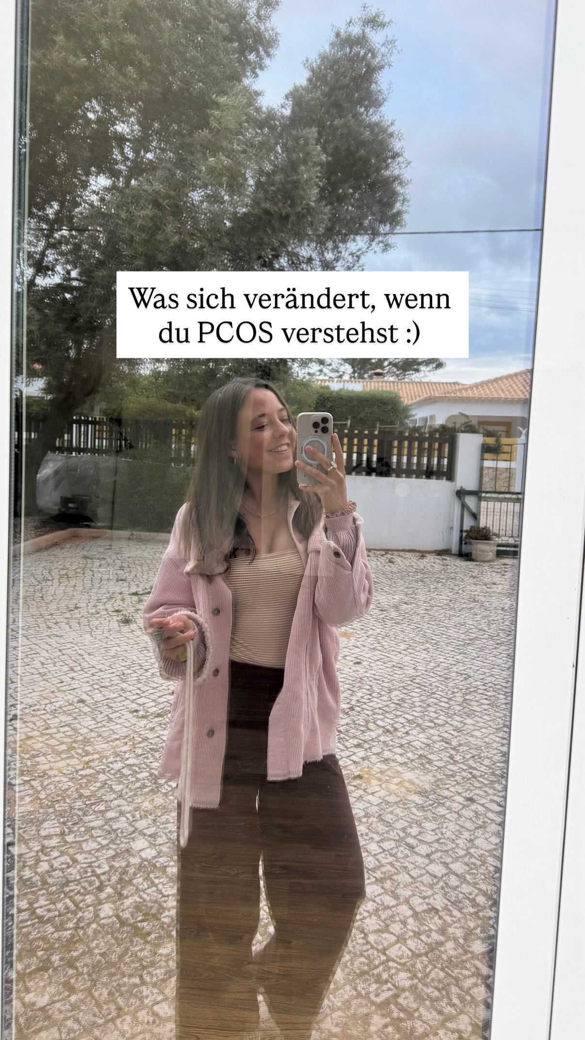 PCOS ist mehr als nur eine Diagnose auf dem Papier. Viele hören den Begriff und fühlen sich erstmal überfordert oder allein damit. 😵💫
Aber genau darum geht es: Es reicht nicht, nur zu wissen, dass man PCOS hat - man sollte verstehen, was im eigenen Körper passiert und wie man damit im Alltag umgehen kann.
Auch wenn PCOS nicht einfach „weggeht“, heißt das nicht, dass man machtlos ist. Im Gegenteil: Man kann sehr viel tun, um die Symptome zu verbessern und sich wieder wohler zu fühlen. Ernährung, Bewegung, Stress - all das hat einen Einfluss. Und wenn man anfängt, die eigenen Zusammenhänge zu verstehen, merkt man oft schnell, dass sich etwas verändern lässt. ☺️🫷🏼
Es geht also nicht darum, perfekt zu sein, sondern darum, Schritt für Schritt herauszufinden, was einem selbst guttut. Genau dieses Verständnis macht den Unterschied.
Wenn du tiefer in das Thema einsteigen möchtest oder dir Unterstützung wünschst, dann melde dich gerne bei mir und folge diesem Account. Gemeinsam schauen wir, was für dich funktionieren kann.
#pcosawarenessmonth #pcos #hormoncoach #frauengesundheit #zykluscoaching