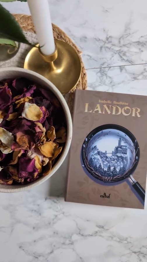 Aujourd'hui j'ai reçu « Landor » publié chez @les_editions_actusf !
✨ Résumé ✨
Céleste Armanville est une musicienne virtuose, membre éminente d'une société secrète redoutable et, de l'avis général, une génie "douée en tout". Cependant, coincée par l'hiver dans un fruste château de Landor, la voilà confrontée à un défi : résoudre un meurtre improbable avant la fonte des neiges. Quels mystères ses nobles hôtes lui cachent-ils ? Et parviendra-t-elle à tout à la fois sauver les apatrides auxquels elle a dédié son existence et protéger Thélban, son frère, son autre, sa raison de vivre ?
Dis moi si ça te tente en commentaire ! ♥️
#unboxing #SortieLittéraire #bookstagram #booklover #bookstagramfr