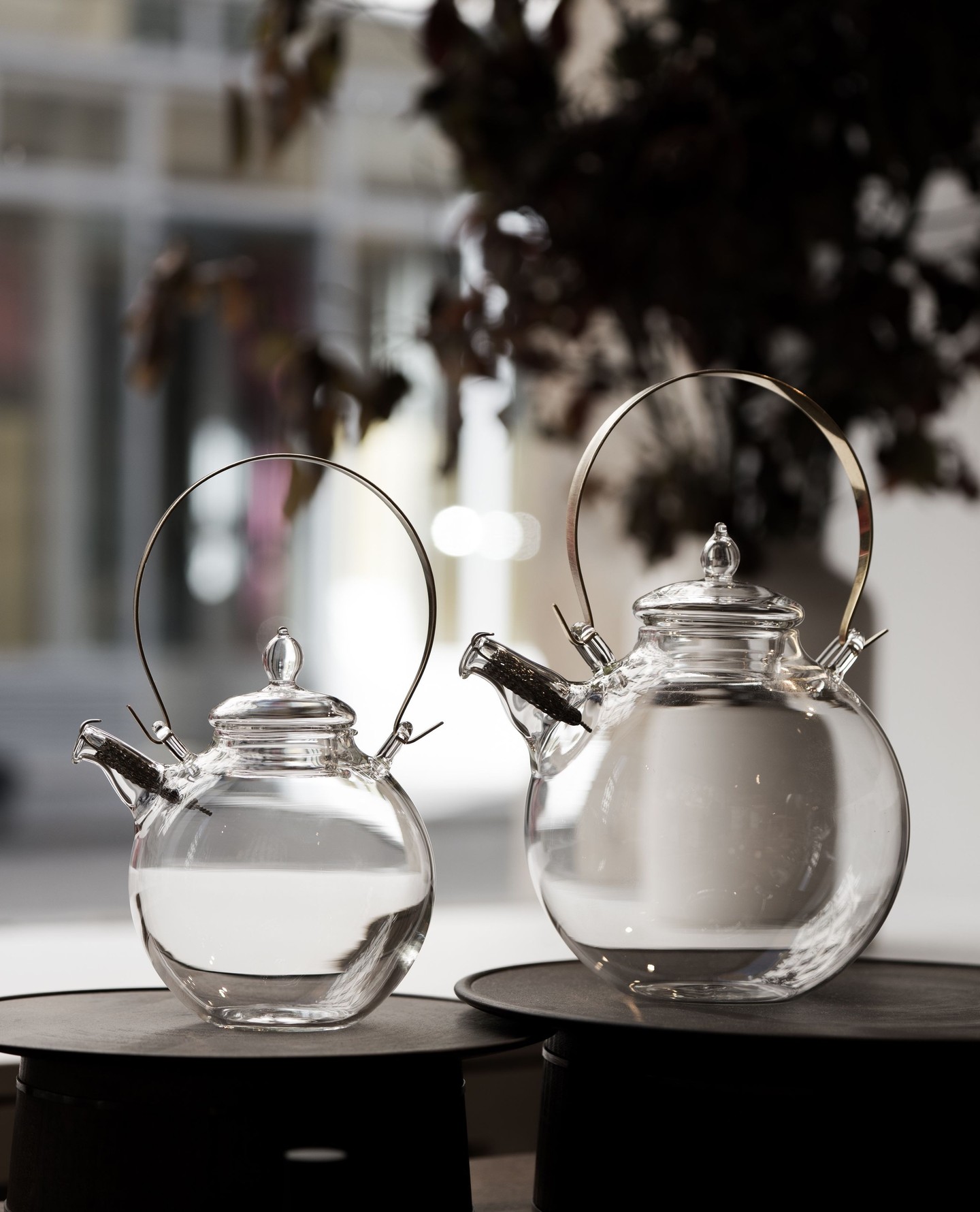 We’re delighted to present Glass Studio Craft You @craft__u, a new addition to Biën;.
Introducing Craft U, a Japanese glass studio founded by Yasunori Tokuma in 1991.
Specializing in handcrafted objects made from borosilicate glass, Craft U stands at the intersection of science, craftsmanship, and everyday life.
Originally used for laboratory equipment and medical tools due to its exceptional durability, this material has long supported the development of modern industry.
What makes Craft U unique is its rare approach: transforming this highly technical material into refined, functional pieces for daily use — all handmade in an independent studio.
A quiet balance of precision, experience, and artistry.