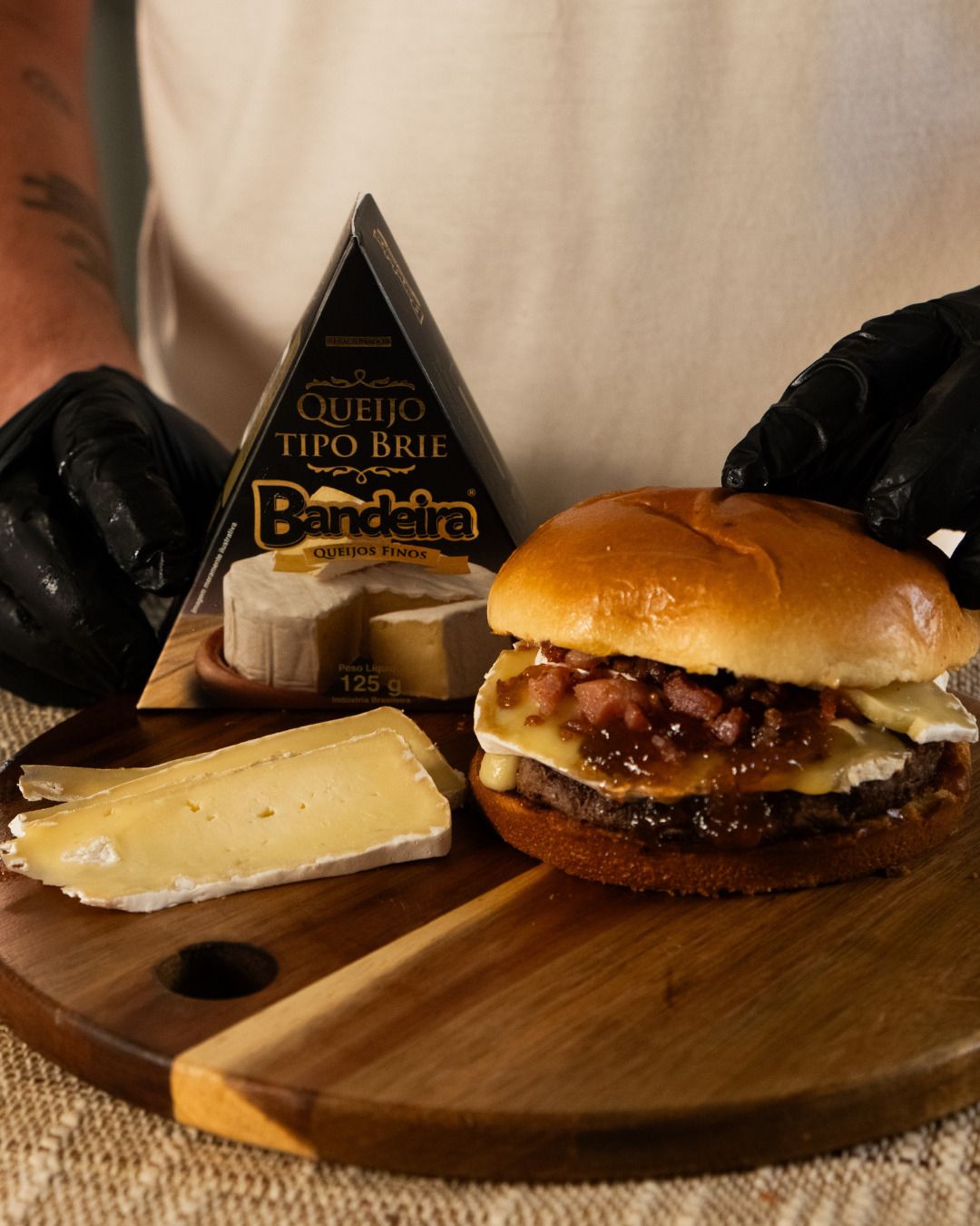 Sabor em dobro!
Nessa versão, o queijo brie traz um contraste interessante à estrutura do hambúrguer, derretendo com suavidade e criando uma camada cremosa que valoriza cada mordida.
Seu sabor delicado, com notas amanteigadas, complementa a carne, entregando uma experiência mais elaborada.
É uma opção que transforma um clássico em algo mais especial e marcante.