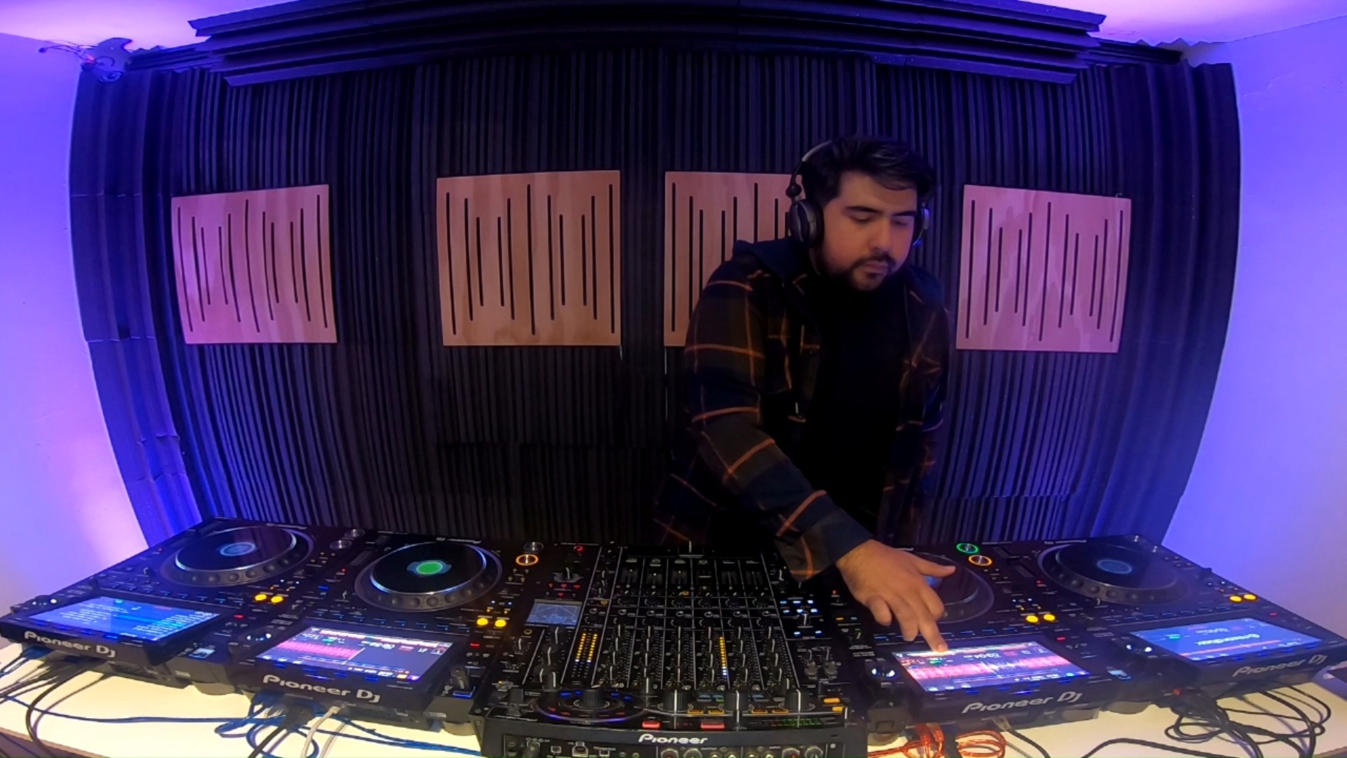 Queremos agradecer a Pablo Matias Diaz Peralta por sumarse a la práctica y grabación de su nuevo Videoset. Cuando el talento se encuentra con el Monster Setup, el resultado es de otro nivel.
Explotando al máximo la potencia de:
4 x CDJ 3000
Mixer DJM V10
RMX 1000
¡Pronto podrán ver y escuchar el resultado final! 🎧🎬
#DJLife #PioneerDJ #MonsterSetup #Videoset #ElectronicMusic #StudioSession #DJMV10