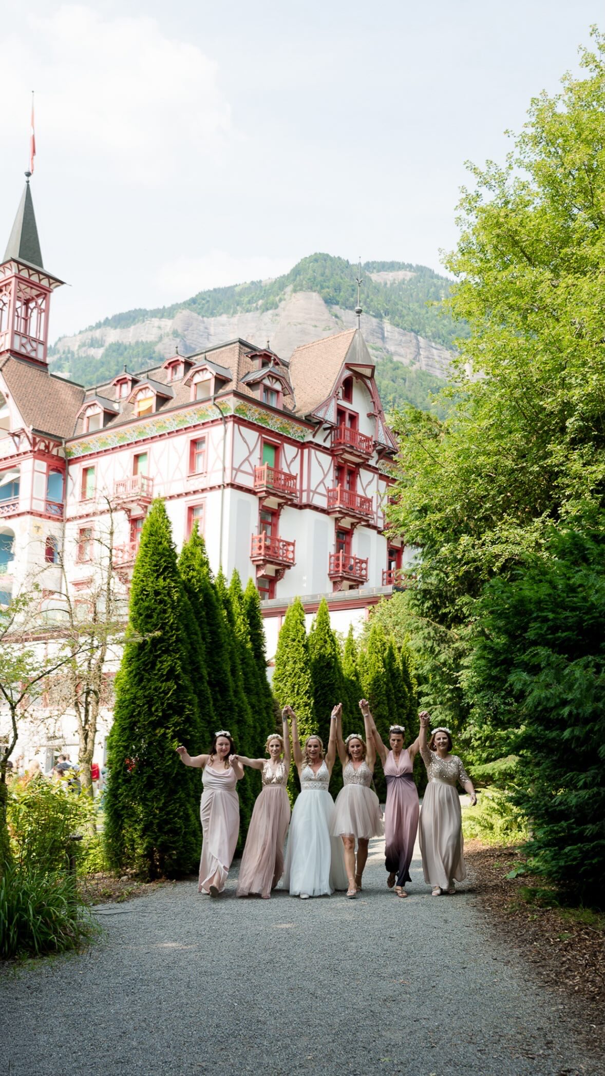 • Bilder, die sich wie Erinnerungen anfühlen •
Viele Paare sagen nach ihrer Hochzeit:
„Der Tag ging viel zu schnell vorbei.“
Und genau deshalb fotografiere ich so, wie ich fotografiere.
Damit ihr später nicht nur Bilder anschaut.
Sondern wieder dort seid.
Beim ersten Blick.
Beim nervösen Händezittern.
Beim Lachen Eurer Freunde.
Bei den Tränen Eurer Eltern.
Eure Hochzeit ist kein Shooting.
Sie ist ein Kapitel Eures Lebens.
Und genau so möchte ich sie für Euch festhalten.
Sandra Schröder
Klassische Hochzeitsreportage im Fine Art Style est. 2021
• SWITZERLAND • GERMANY • AUSTRIA •
Jetzt Wunschtermin anfragen
www.sandraschroeder-weddings com