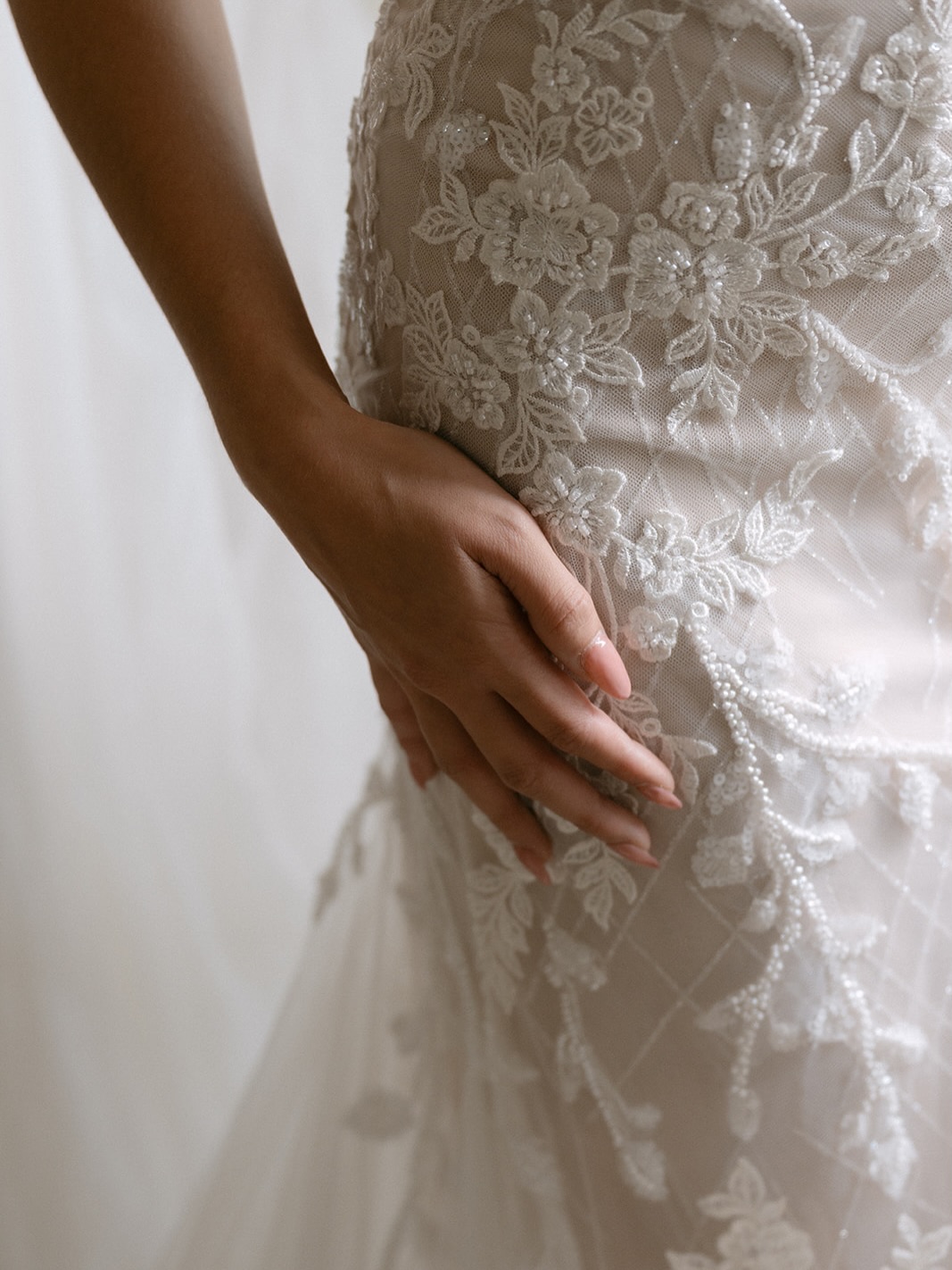 Dieses Kleid ist pure Poesie aus Spitze. 🤍
Für Bräute, die ihren großen Moment mit zeitloser Eleganz und feinen Details unvergesslich machen möchten.
#inweissbrautatelier #dreamdress #wedding #bridetobe #lace
📸 @jocaptures.weddings
👰🏼♀️ @anita.d_
