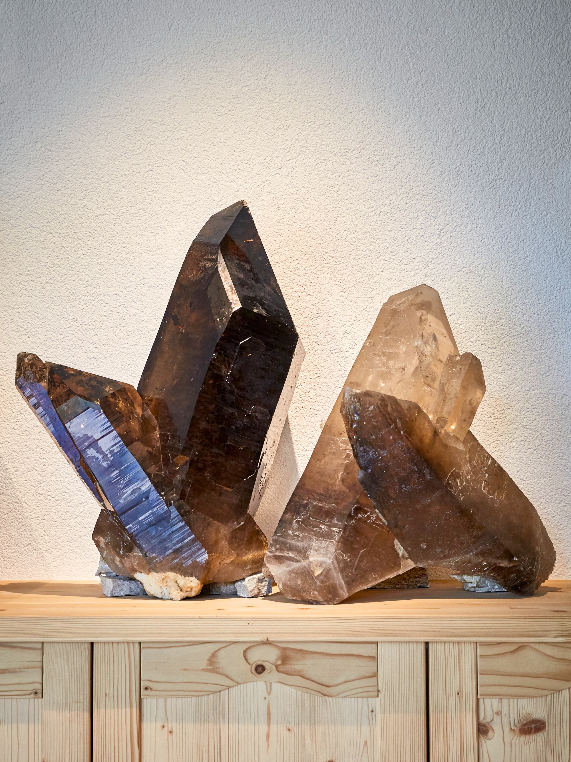 MINERAL MONDAY ✦ SMOKY QUARTZ “YIN-YANG”
This remarkable Smoky Quartz from Brazil weighs an impressive 135 kg and was named “Yin-Yang” for a reason.
Smoky Quartz gets its warm brown tones through natural radiation deep within the earth. The darker and lighter crystals standing side by side create a striking contrast - two opposites in perfect balance.
In many cultures, Yin and Yang symbolize harmony:
light and dark, strength and calm, movement and stillness.
A fitting name for a crystal that feels both powerful and grounding.
Raw, balanced, and truly one of a kind.
📍 Discover this extraordinary piece in our hotel lobby.
#mineralmonday #mineralmoments #mineralienhotel #minerals #smokyquartz #quartzcrystal #brazilminerals #crystalcollection #hotellobby #mineralmuseum