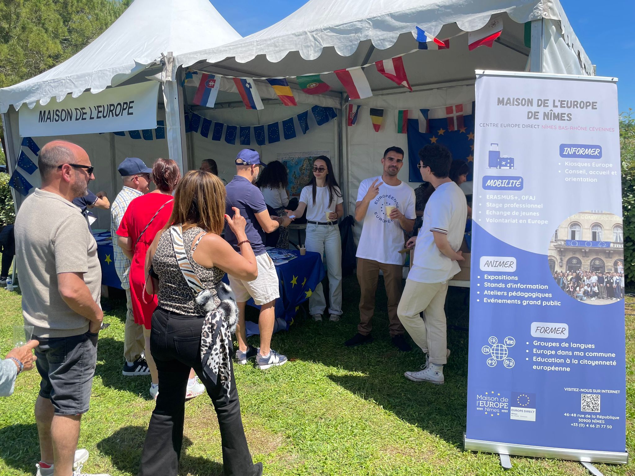 Ce week-end, à l’occasion du Joli Mois de l’Europe, la Maison de l’Europe de Nîmes était présente à Fête Europe Bellegarde ainsi qu’à la Fête de l'Europe Bagnols sur Cèze pour célébrer l’Europe ensemble 🇪🇺
Merci à toutes celles et ceux qui sont venus partager ces beaux moments de rencontre, de découverte et de convivialité
Voici quelques images de ce joli week-end européen !