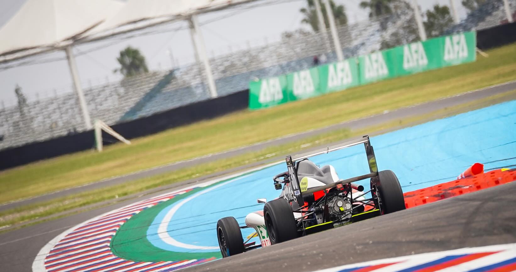Sábado complicado en Termasss🤕🤕
Estuvimos algo complicados con el auto, hicimos algunos cambios en la configuración para la prefinal, los cuales al auto le cayeron muy bien pero largando se nos trabó la caja. A no bajar los brazos y a remar mañana💪🏻💪🏻