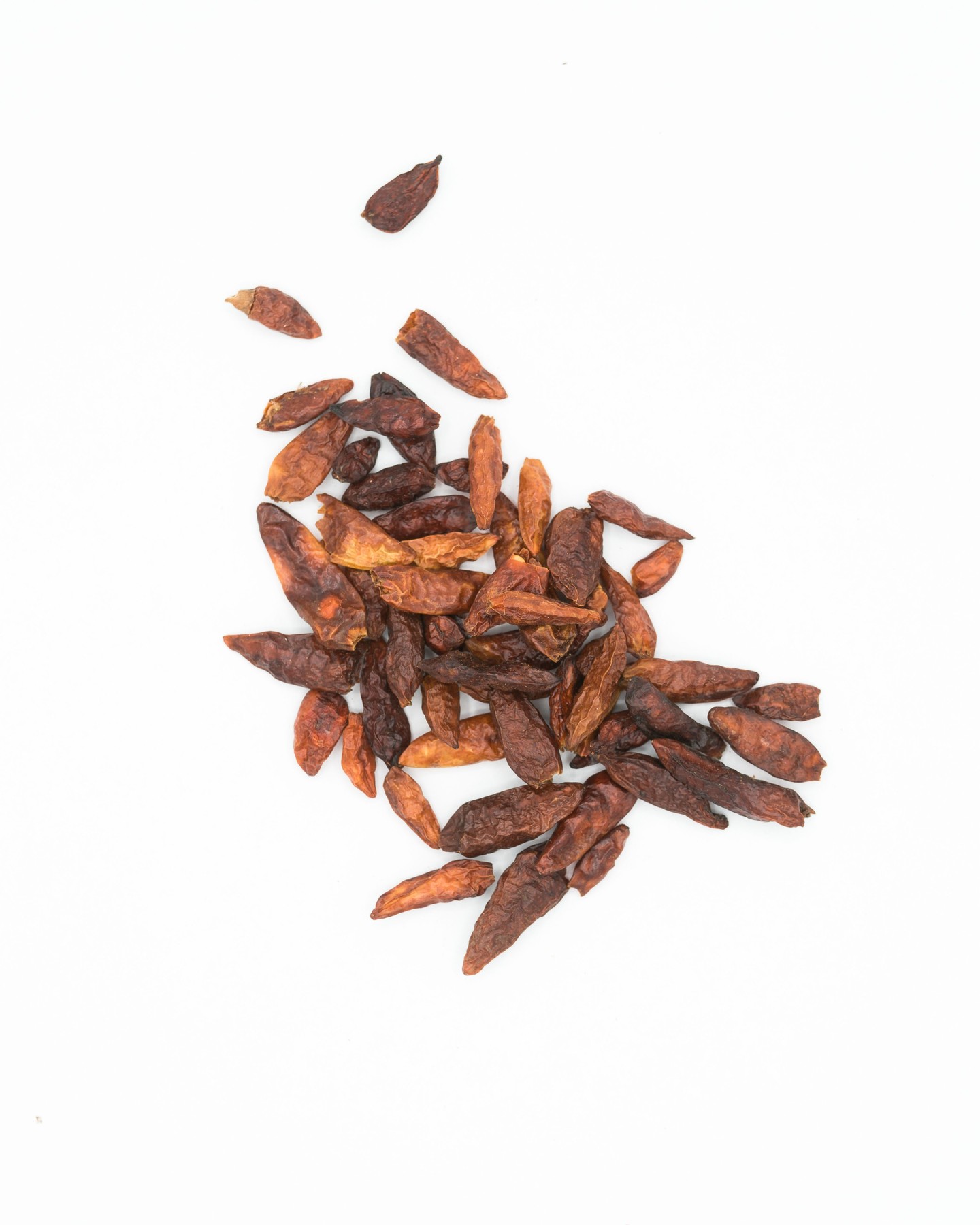 This is the Portuguese chile that made Piri Piri famous 🌶️🔥 Small but packed with intense heat and incredible flavor, Bird’s Eye Chilies are a must-try for spice lovers. They’re commonly used in salads, soups, stir fries, and sauces — and are even eaten raw for their surprisingly sweet tropical flavor. Coming in at 185,000–225,000 Scoville Heat Units, they’re hotter than a jalapeño by miles, but still just below the mighty habanero!