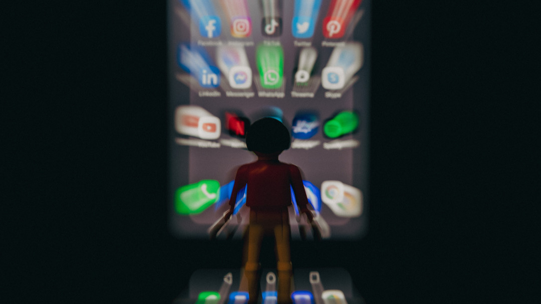 Connection over control — a short guide to talking with kids about social media without fear or fight. Link in Bio
#Parenting #DigitalParenting #YouthMentalHealth #SocialMediaSafety #FamilyTalks
