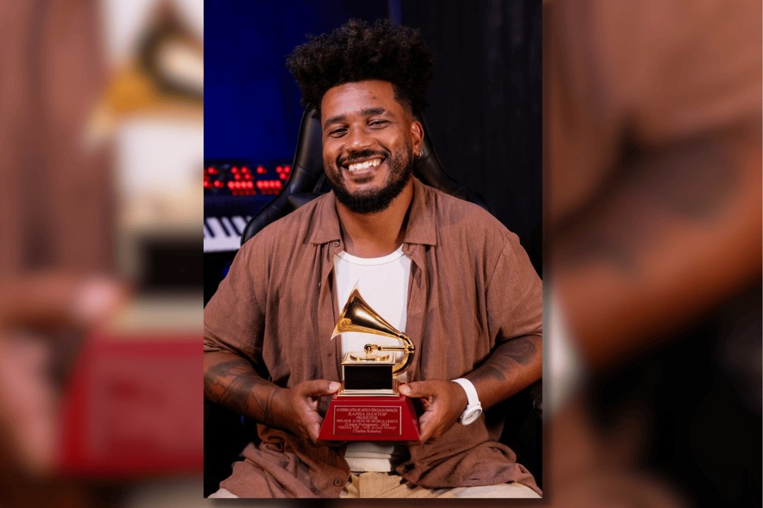 Rapha DanTop — o maestro por trás de grandes produções celebradas com Grammy Latino. 🎶✨ Conheça sua carreira, prêmios e a forma como a fé permeia seu trabalho. Link in Bio #RaphaDanTop #GrammyLatino #Música #DiretorMusical #ProduçãoMusical #GazetaEvangelica