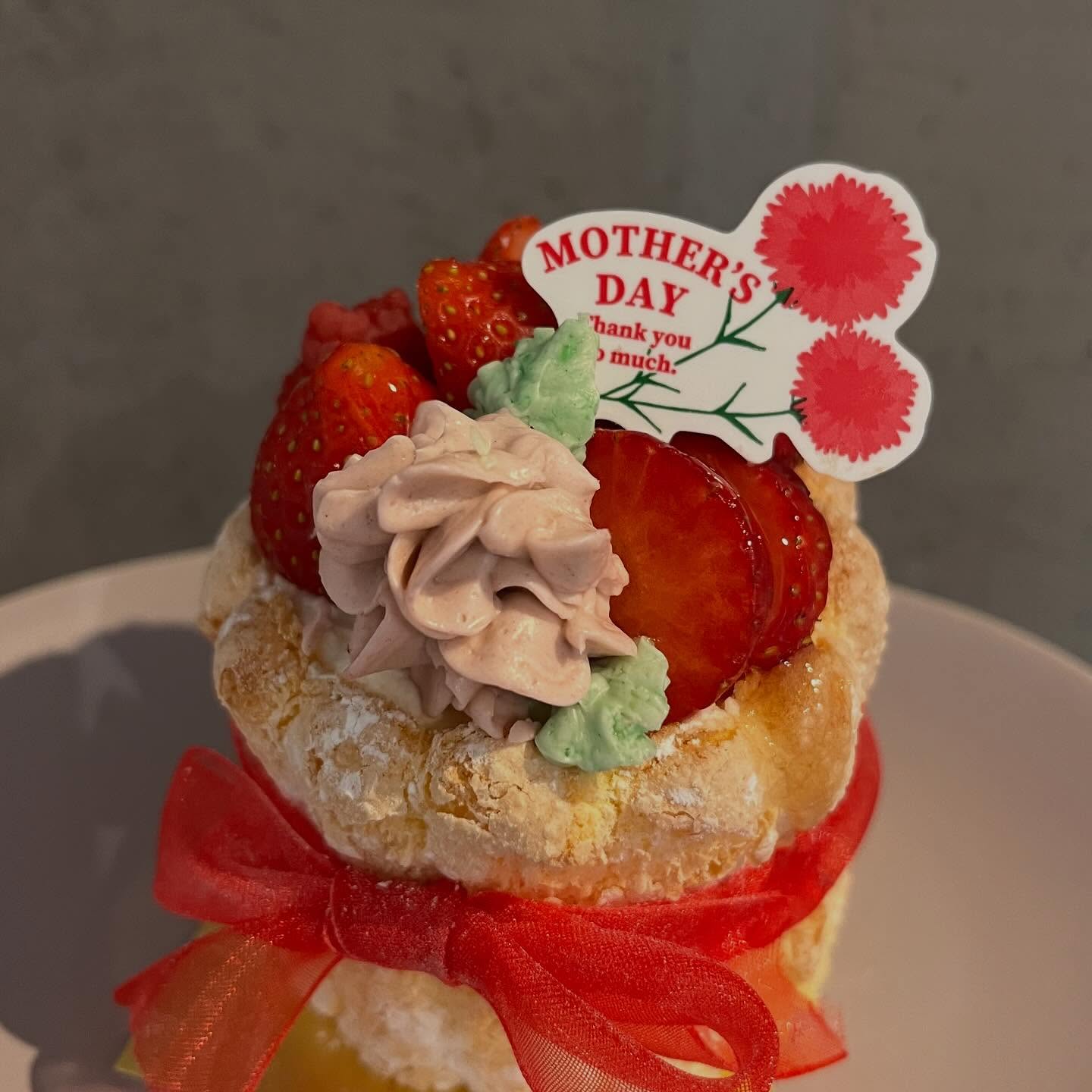 母の日 前日 今日のショーケースです🍓
苺のシャルロットも、レアチーズケーキも、ショートケーキも小さなカーネーションが咲いています。
ご予約も承ります☆