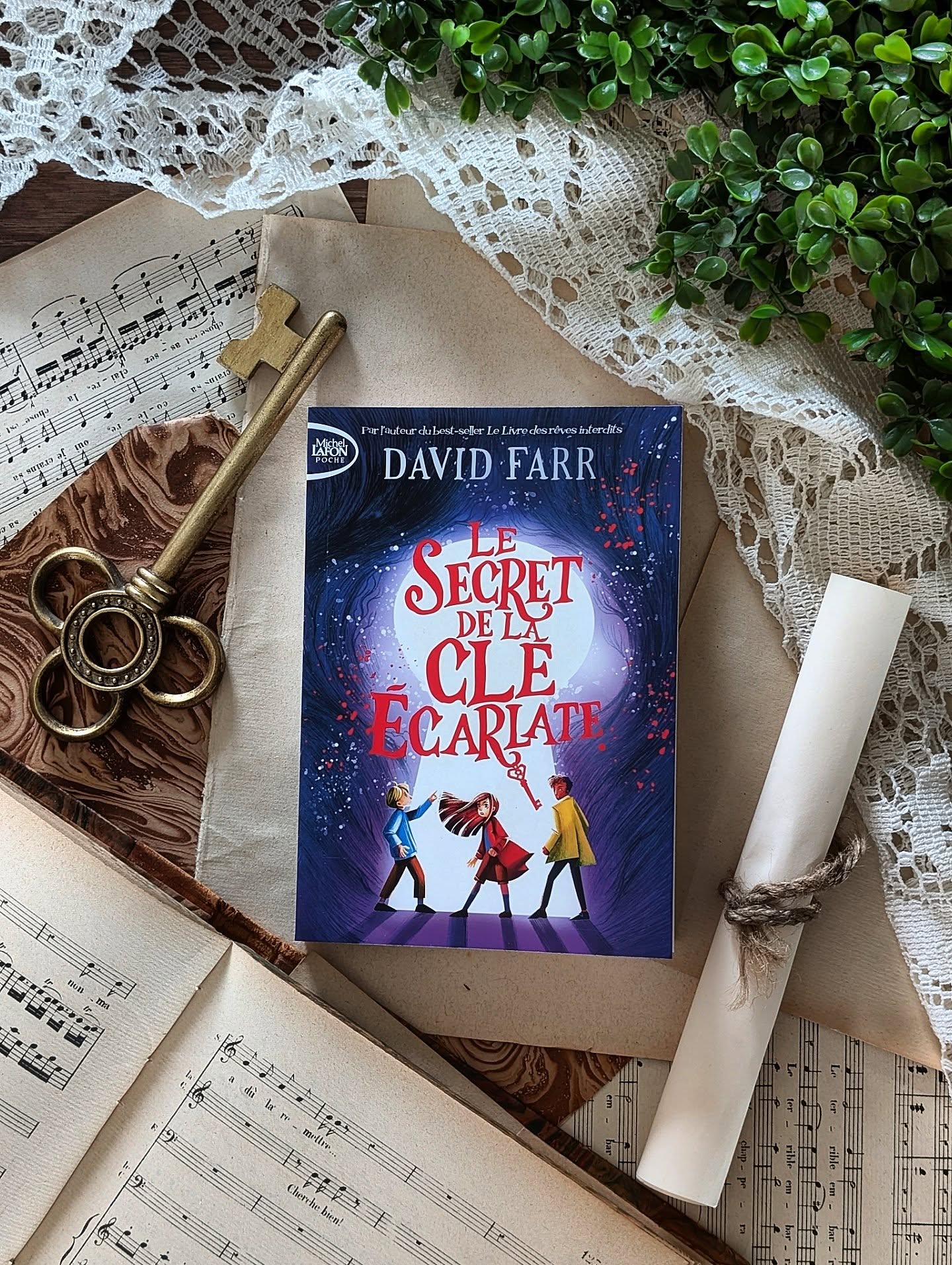 ✨ Le Secret de la clé écarlate - David Farr ✨
Ce roman est le second tome de la saga de David Farr, et même si je ne connaissais pas le premier, je dois dire que j'ai pu m’y plonger sans difficulté… notamment grâce à un petit résumé au début qui remet bien les choses en place.
La vie de Rachel bascule le jour où elle apprend qu’elle est la gardienne de la clé écarlate. Une clé capable d’ouvrir les portes de l’Arrière-Pays, un lieu dont on ne revient pas. Mais Rachel n’est pas du genre à hésiter. Elle décide de foncer tête baissée pour aller sauver Elsa Spiegel, une jeune fille injustement envoyée là-bas. Sauf qu’une fois entrée dans l’Arrière-Pays, le compte à rebours est lancé : Rachel a 24 heures pour s’en échapper… ou y rester pour toujours. Autant dire que cette aventure promet d'être sous haute tension.
On est ici sur un vrai roman d’aventure avec un univers riche et bien construit. Même si ça reste du jeunesse, l’intrigue est solide, avec son lot de révélations et de rebondissements.
Au cours de la lecture, vous retrouverez les illustrations en noir et blanc de Kristina Kister qui apportent un vrai supplément pour l'immersion. Je trouve que globalement la mise en page des chapitres est très réussi, ce qui rend la lecture encore plus agréable (on n’en parle pas assez, mais ça compte !).
La plume est fluide, très accessible, et on est rapidement happé dans le cœur de l'intrigue : Pourquoi Elsa a été envoyée dans l’Arrière-Pays ? Et comment en sortir ?
Les personnages sont attachants, et j’ai particulièrement aimé suivre Rachel dans sa quête. Elle avance coûte que coûte, avec détermination, et c’est facile de s’identifier à elle (surtout pour un lectorat plus jeune.)
En bref, ce roman jeunesse est une très belle surprise. Pour le coup, je vous conseille de commencer par le tome 1 pour profiter pleinement de l’univers… puis enchaînez avec celui-ci qui se dévore rapidement. Mais si vous voulez simplement lire celui-ci, vous passerez également un bon moment de lecture.
Pour le découvrir, ça se passe chez @michellafon_jeunesse !
#Michellafon #DavidFarr #Jeunesse #Bookstagram #Review
*Service presse Michel Lafon Jeunesse *