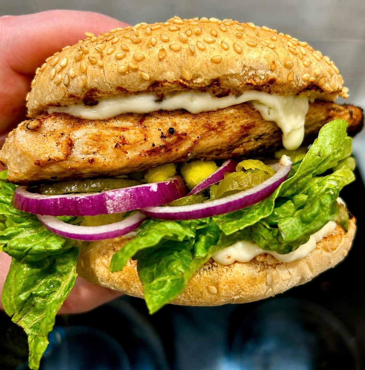 Chargrilled Chicken Breast Burger, Roasted Garlic Mayo, Pickled Chilli, Red Onion 🐔🍔
#cornwall #cornwallfoodie #cornwallfood #grilledchicken #grilledchickenburger