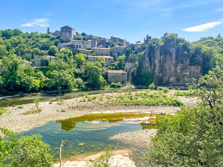 Familienferien im Frigoulet 🌿
Oft sind es gar nicht die grossen Sehenswürdigkeiten, die Kindern am meisten bleiben. Sondern Frösche entdecken auf dem Naturtrail, über Felsen kraxeln, ein kalter Fluss an einem heissen Sommertag oder ein Glace mitten in einem kleinen Natursteindorf.
Beni hat seine liebsten Familien-Ausflugstipps rund ums Frigoulet in einem neuen Blog für euch zusammengestellt. ☀️