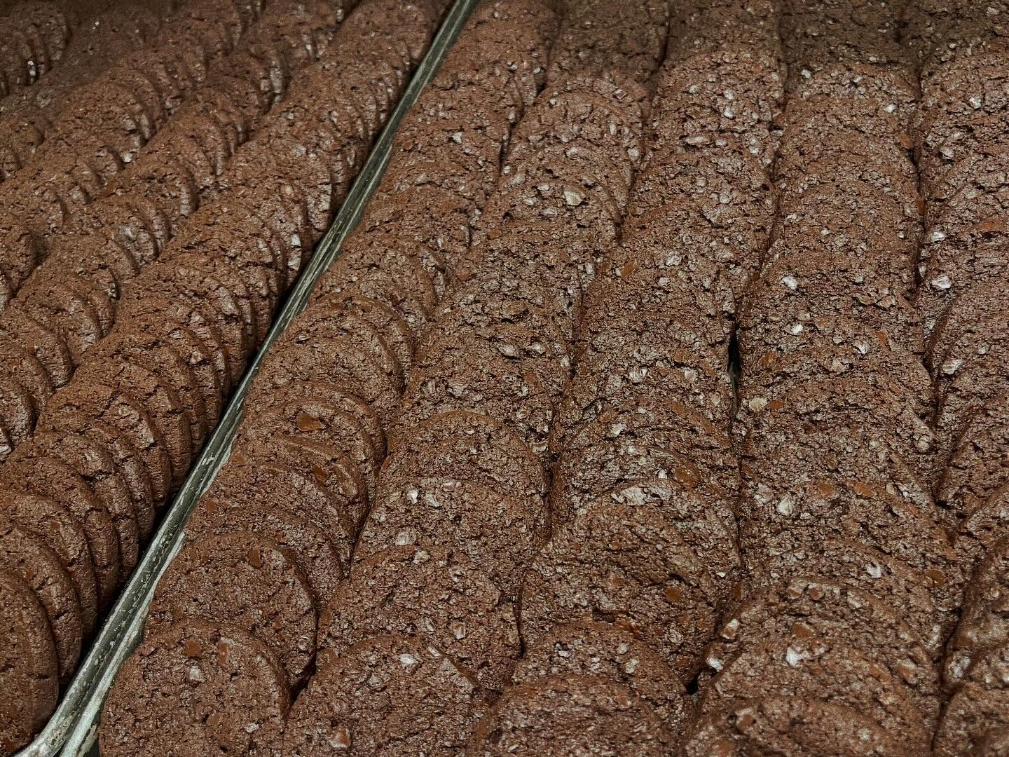 ぜーんぶ!チョコレートクッキー♡
かれこれ20年近く作っている、このチョコレートクッキーは、ブロックのチョコレートを生地にゴロゴロと忍ばせ、ほんのり塩味も効いています。
夏は、冷やしても美味しい😋
大好きなお菓子です✨