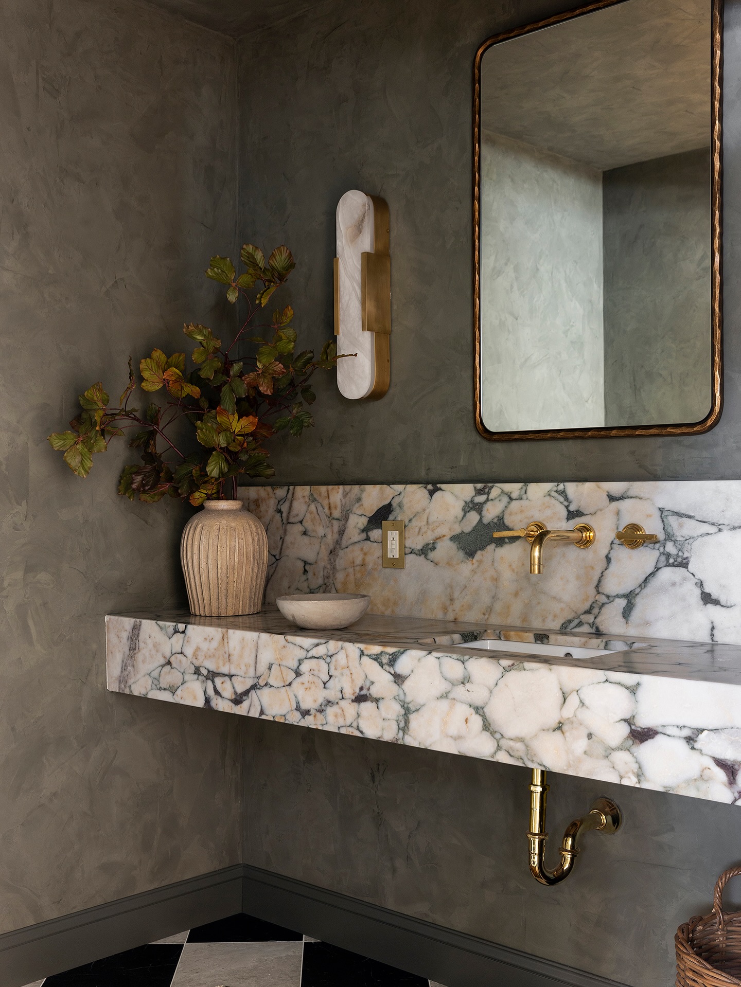 This powder bath is all about the details 🖤 Unlacquered brass, natural stone, and finishes that only get better with time. A beautiful balance of material, texture, and tone 👏
Designer: @davisinteriorsmn
Photography: @spacecrafting_photography