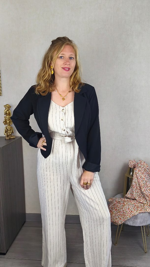 👑 La pièce qui te met au sommet
Il y a des tenues… et il y a QUEEN 👑✨
La combi pantalon rayée écru et noir en lin, c’est LA pièce qui fait tout : élégante sans effort, confortable, et surtout incroyablement flatteuse 💃
Tu l’enfiles… et tout change 😍
Ta posture, ton allure, ta confiance 💖
👉 Parfaite pour allonger la silhouette
👉 Facile à accessoiriser
👉 Et idéale du 34 au 50
Clairement… une pièce forte, pour les femmes qui n’ont pas peur de prendre leur place 🔥
Alors dis-moi… prête à révéler ta version QUEEN ? 😏👑
.
.
#combipantalon #lookfeminin #modefemme #tenuechic #stylefemme