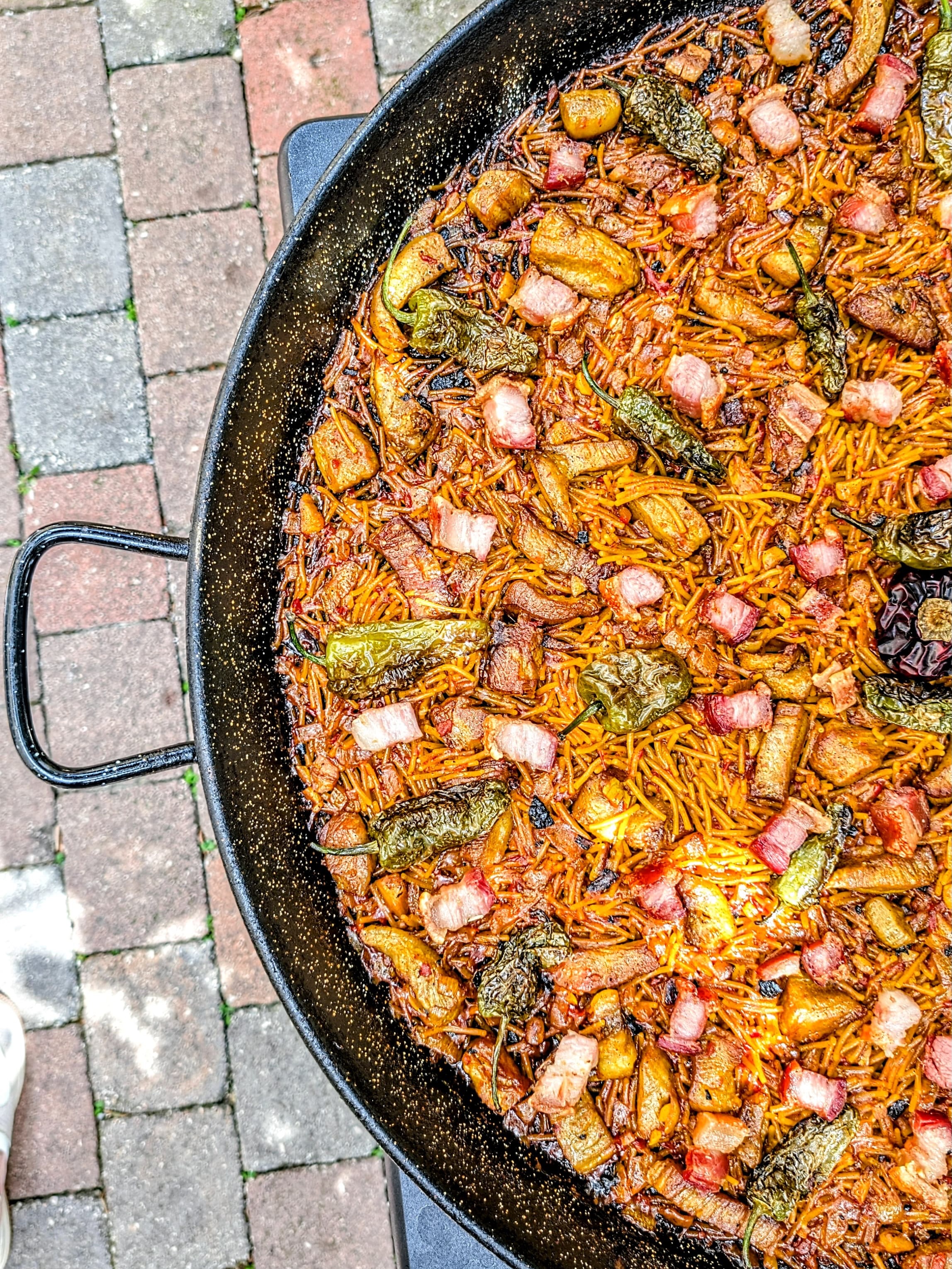 La cuisine en famille 🔥
Au menu :
🥘 Fideuà terre, torreznos et secreto de porc ibérique
🫑 Pimientos de Padrón
🥟 Et en entrée : nos nouveaux empanadas végé aux légumes
👉 Le torrezno, spécialité espagnole ultra gourmande, est une poitrine de porc croustillante à l’extérieur et fondante à l’intérieur 🤤
#fideua #torrezno #spanishfood #traiteurmontpellier #empanadas