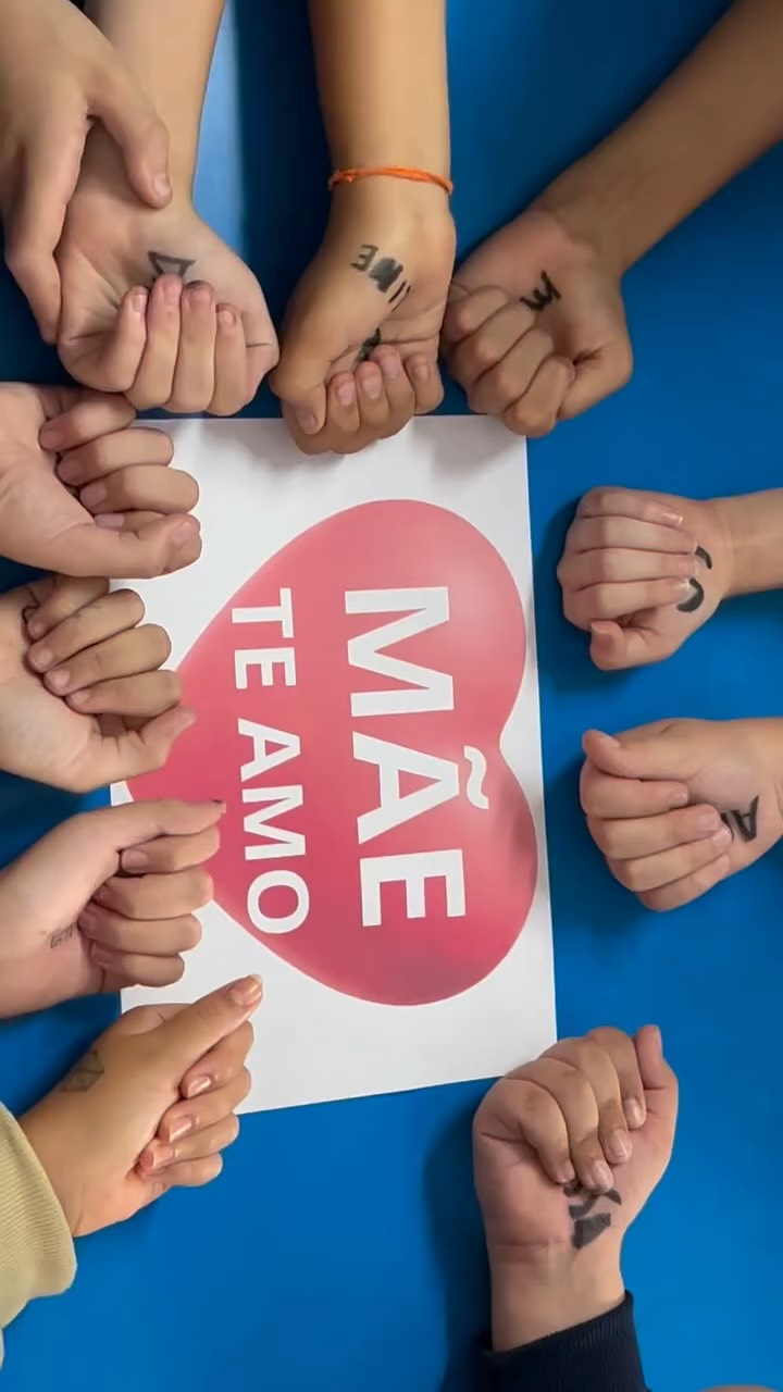 Em cada mão, um nome. Em cada nome, um amor infinito. 💖
Nossos alunos do 6º ano escreveram o nome de suas mães nas mãos como forma de homenagear quem cuida, ensina, acolhe e ama todos os dias.