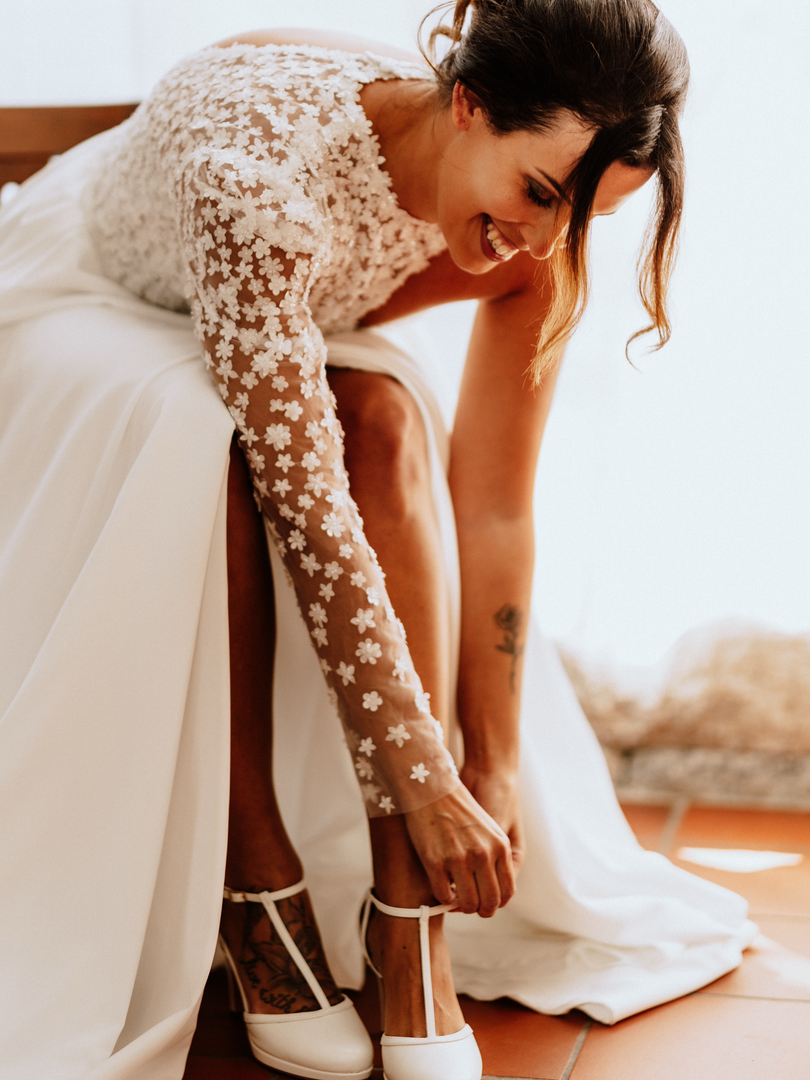 Sneakers zur Party und Heels für die Trauung? 👠✨👟
Klingt nach dem perfekten Plan. Aber genau hier steckt ein Detail, das viele Bräute unterschätzen: die Länge des Brautkleides.
Denn Dein Kleid wird bei den Änderungen exakt auf Deine Schuhhöhe angepasst. Wechselst Du später auf flache Schuhe, kann der Saum plötzlich zu lang werden und statt entspannt zu tanzen, trittst Du ständig aufs Kleid. 🤍
Damit Dein Bridal Look vom ersten Schritt bis zur letzten Runde auf der Tanzfläche perfekt sitzt:
✨ Wähle vorab die Schuhe, die Du überwiegend tragen möchtest.
✨ Nimm beide Schuhvarianten zum Abstecktermin mit.
✨ Teste Dein Kleid in beiden Looks. Laufen, Treppen steigen, drehen, tanzen inklusive.
So kannst Du sicher sein, dass Dein Kleid nicht nur wunderschön aussieht, sondern sich auch den ganzen Tag gut anfühlt. ✨
Kleiner Reminder: Komfort und Optik dürfen an Deinem großen Tag Hand in Hand gehen. 🤍
Speicher Dir diesen Tipp für Deine Hochzeitsplanung ab oder teile ihn mit einer Bride-to-be. 👰🏻♀️
#inweissbrautatelier #bridetobe #facts #brideshoes #bridalinspirations
Planung: @madeleine_rothkugel_fotografie @worte.mitgefuehl
Fotografin: @madeleine_rothkugel_fotografie
Videograf: @victor.visuals_
Brautkleid: @inweiss.brautatelier
Anzug: @sir.byinweiss
Rednerin: @worte.mitgefuehl
Location: @_burgschanke_
Konzept,Deko & Floristik: @burgenlandhochzeit
Papierskulpturen: @philinegoernandt
Stuhlverleih: @platzwerk_verleih
Schmuck: @insane_jewelry_design
Papeterie: @lovebird.weddings.events
Sweets: @Patisserie.zuckerliebe
Styling & Make-up: @cosmo_head
Behind the scenes: @alenalippke
Brautpaar: @curly_sal_ @snejlhueb