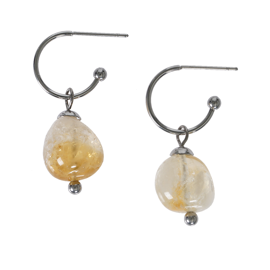 For true gemstone lovers. Our organic shaped gemstone earrings are all about natural beauty, energy and meaning. Each organically shaped gemstone has its own colour, structure and character, making every pair unique. Available with a silver or gold-coloured hook.
Choose the gemstone that speaks to you, whether you are drawn to its look, its symbolism or simply the feeling it gives you. Wear your favourite stone close and sense the power of nature in every detail.
#wildstonesamsterdam #gemstonejewelry #gemstoneearrings #naturalgemstones #handmadejewelry #bohojewelry #meaningfuljewelry #stonepower #favoritegemstone #organicjewelry #gemstonelover #jewelrywithmeaning #jewelryinspiration