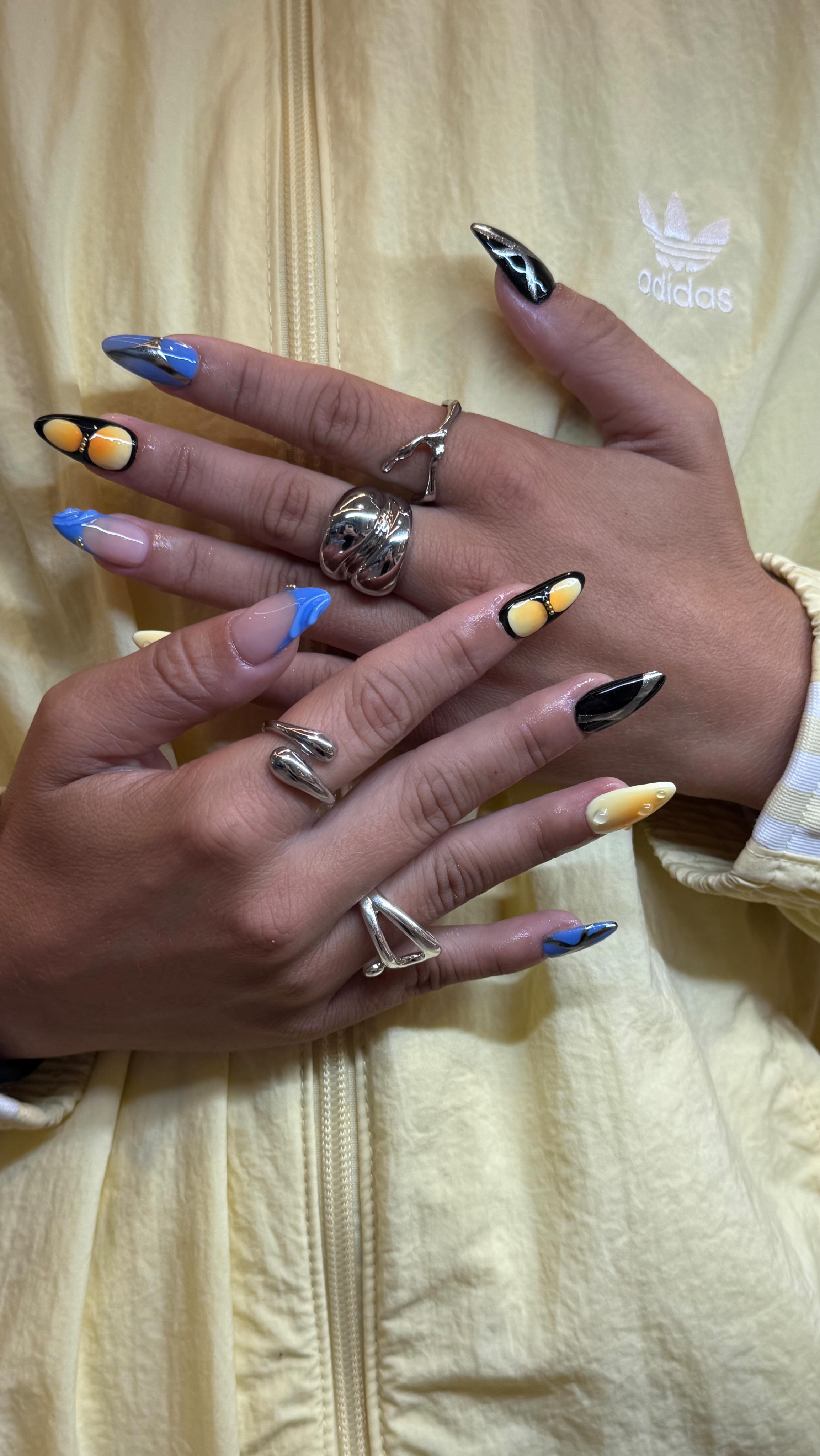 💛🧡💙 😘👌🏻
#nailart #biabnails #auranails #gelx