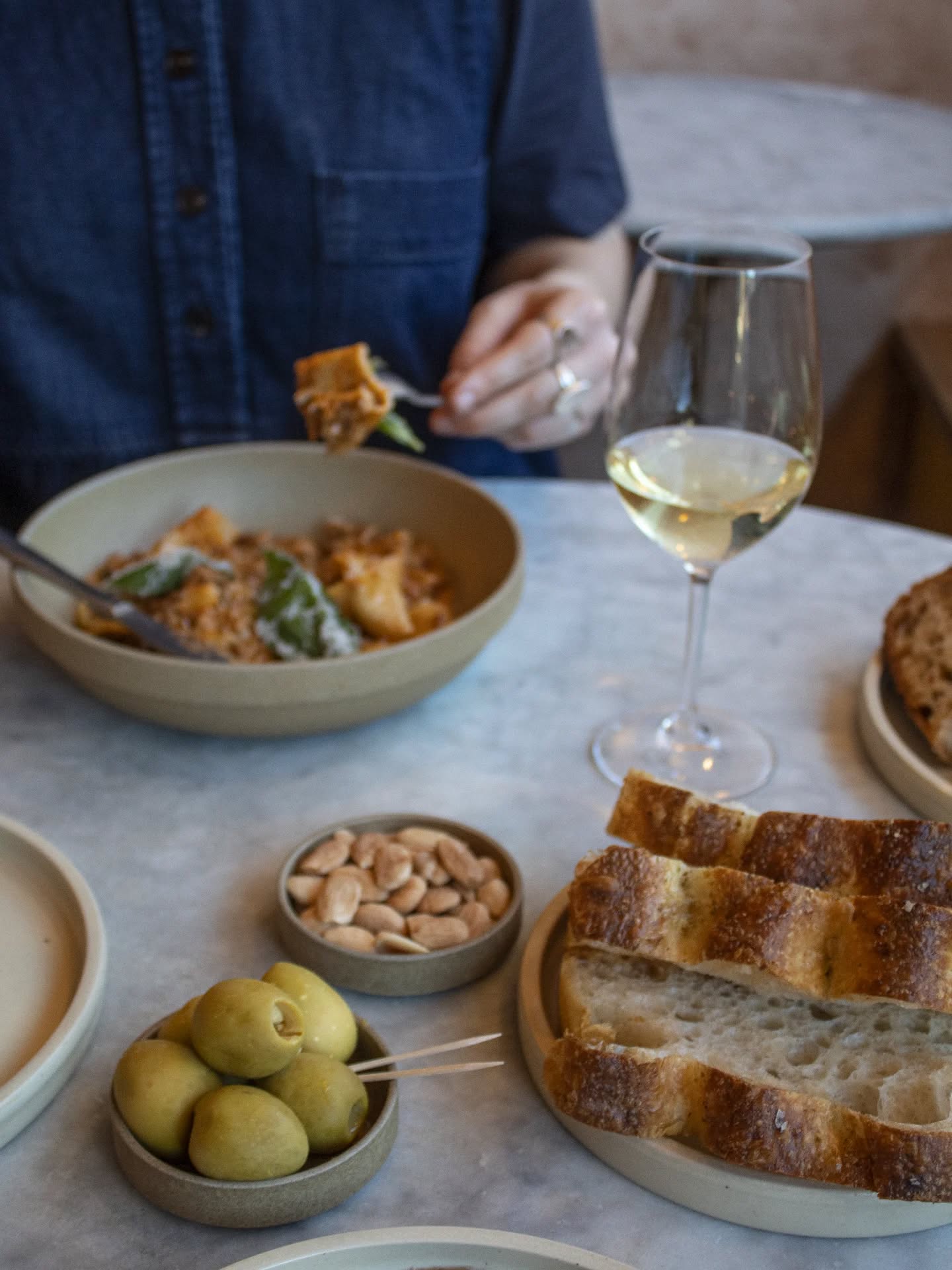 Fridays are for food...
Breakfast 9 - 11:30
Lunch 12 - 3
Evening snacks 5 - 8
Open all day with refreshments and snacks, it's a great way to start the weekend 🥂👌🏻
@visitarundel @sussexexclusive @sussexbytheseaarun @sussexstories @tarrantstreetindependents @discover_sussex #cafeandbararundel #arundelwestsussex #visitarundel #juniperatnight #juniperarundel