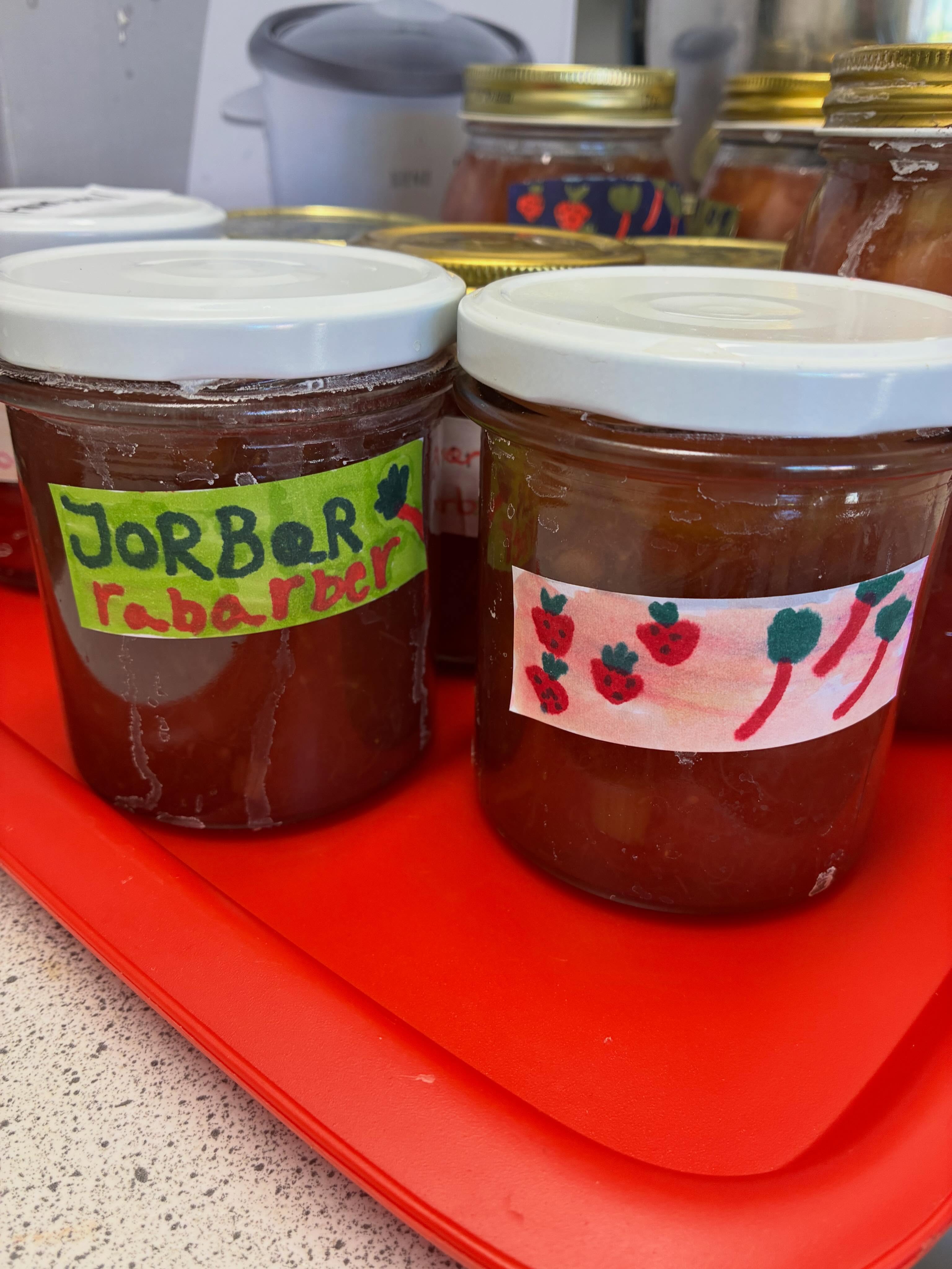 🌸🌼🌺 Vi er SÅ klar til forårsmarkedet i morgen, lørdag - efter en fantastisk emneuge på skolen i vores Miniby. Vi glæder os til at se jer ALLE, og i kan godt glæde jer! 🌷🌻🌺🌼🌸