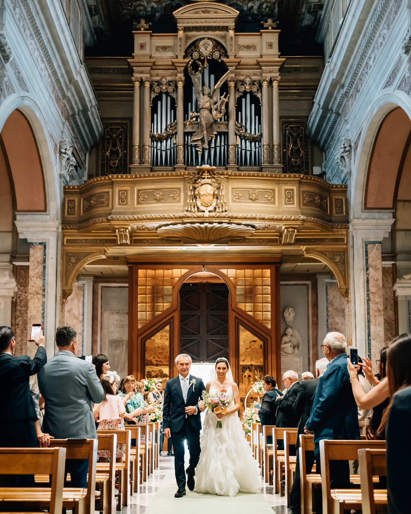 📸 Photo: @francescoartistico.it
Architecture is part of the emotion. Photographing a ceremony means respecting the symmetry, the depth, and the harmony of the place, so every image feels elegant, immersive, and beautifully composed.
L’architettura fa parte dell’emozione. Fotografare una cerimonia significa rispettare le simmetrie, la profondità e l’armonia del luogo, affinché ogni immagine risulti elegante, immersiva e perfettamente composta.
#weddingphotographeritaly #destinationweddingitaly #italywedding #weddinginspiration #weddingstorytelling