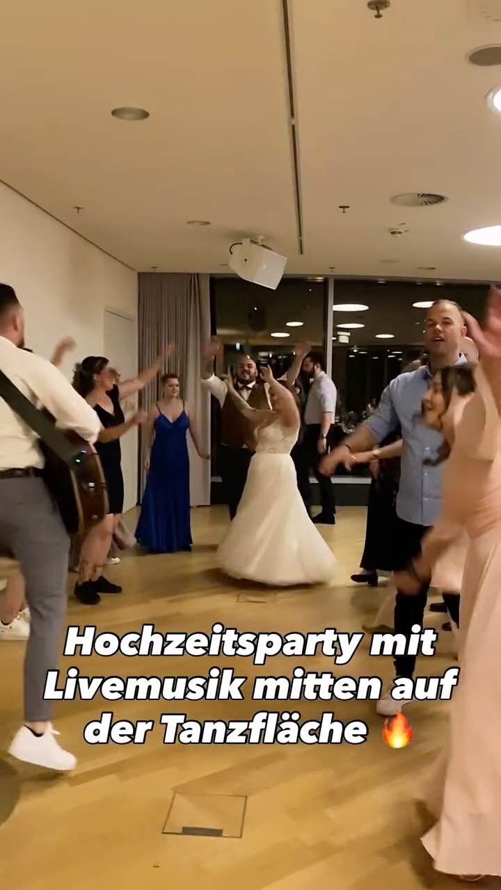 🎶 Ready für die Party Deines Lebens? @simonsmusik anfragen! 🔥
Danke @bianca.deuring_fotografie fürs Filmen! 📸
@philippmuellerdrummer
#Hochzeitsparty #dancefloor #livemusik #simonsmusik #goodvibes