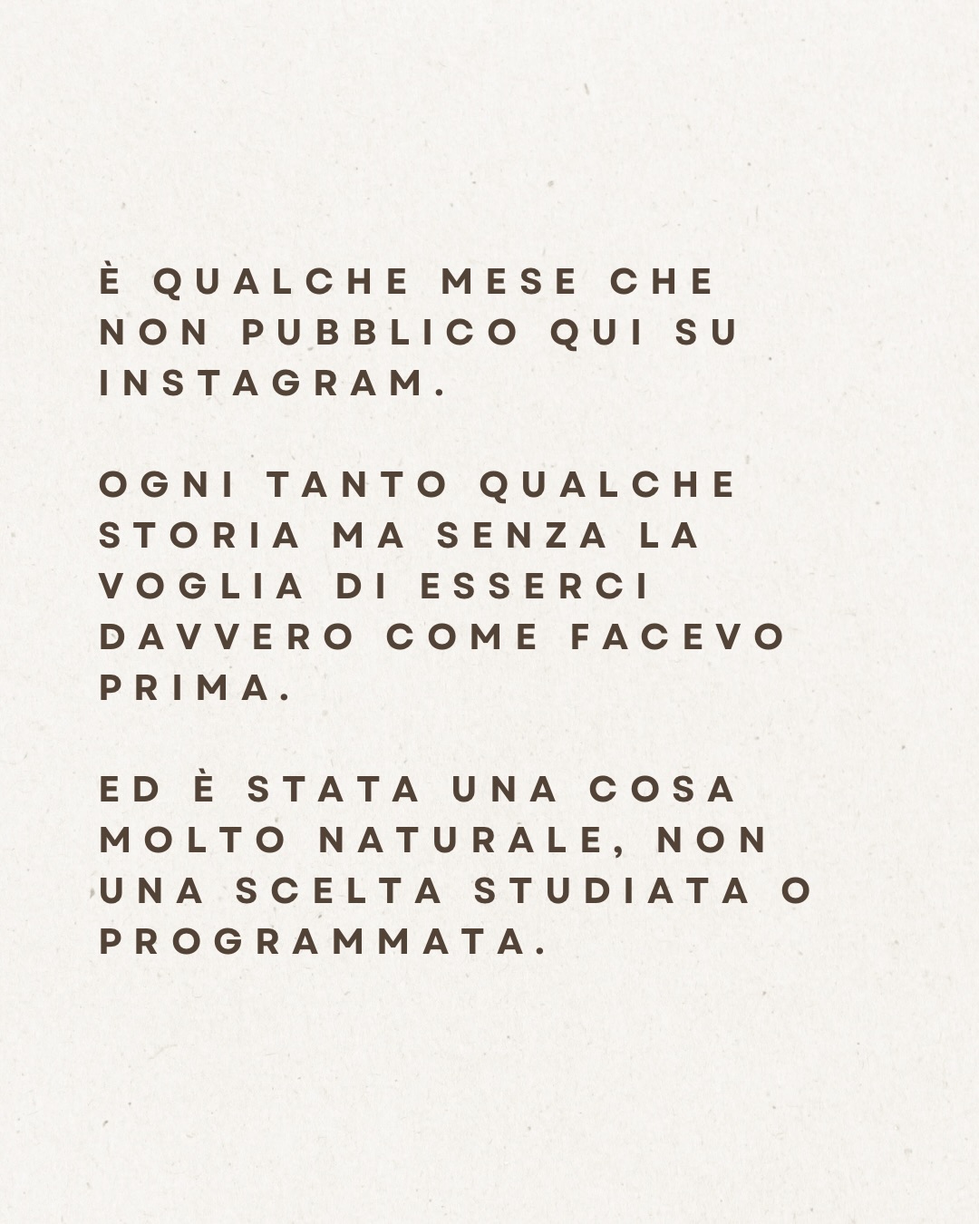 A volte non è necessario sparire.
È solo che, mentre la vita cambia, cambia anche il modo in cui scegli di esserci.
In questi mesi ho ascoltato molto di più la vita fuori dallo schermo.
Ed è proprio da qui che ripartirò.