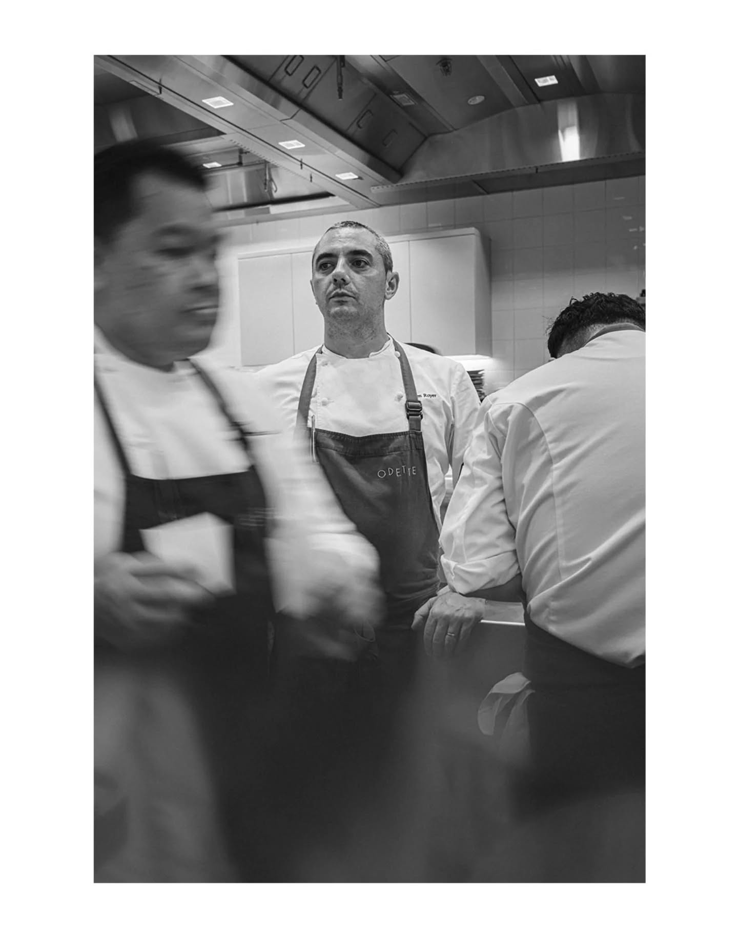 SERVICE 🔪
Coup de feu à Singapour. 🕵♂️
J’ai profité d’un passage par Singap' pour rencontrer une des Rock Stars de la scène gastronomique asiatique. Julien Royer, natif du Cantal, installé depuis 10 dans son restaurant Odette, délivre une cuisine d’ADN française sous perfusion d’Asie à la hauteur des 3 étoiles qu'il porte sur sa veste. Après mon shooting pour Kaviari je me suis incrusté en cuisine avec le chef et ses équipes pour tester un peu mon FUJI X100VI (Oui je fais une bien triste tentative d'attirer leur attention) en cuisine pour la 2 ou 3 ème fois. Le bilan est toujours le même. Très bien pour shooter du reportage mais pour faire de "la food" sans être intrusif (et se prendre un coup de couteau) ça reste compliqué. Surtout avec 15 personnes autour.
Bref, j’ai shooté un service chez Odette avec Julien Royer
Pour qu’au final les photos...
@chef_julien
@odetterestaurant
@dan_zenou
@adamwan
@noboru_shimohigashi
@kaviari_paris
@fujifilmfrance