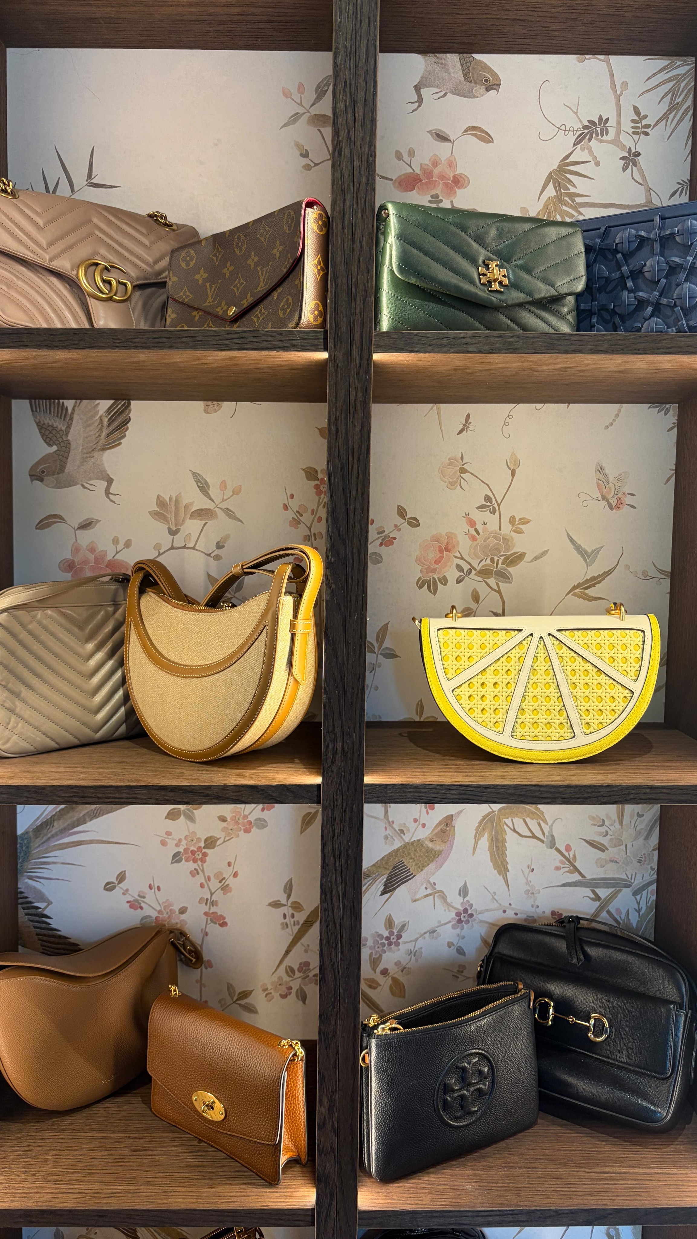 The dream wardrobe reset. Brought to life by the fabulous @mlk_interiors @royalandco_bespokejoinery @richarddoyle_royalworkshop
We were delighted to help get it all set up for our client. Every detail was perfect and I didn’t even show here the fabulous storage up on top!! Maybe we need a part two!!
Let me know what you think in the comments.
#thehomereset #reset #professionalorganiser #wardrobe obe