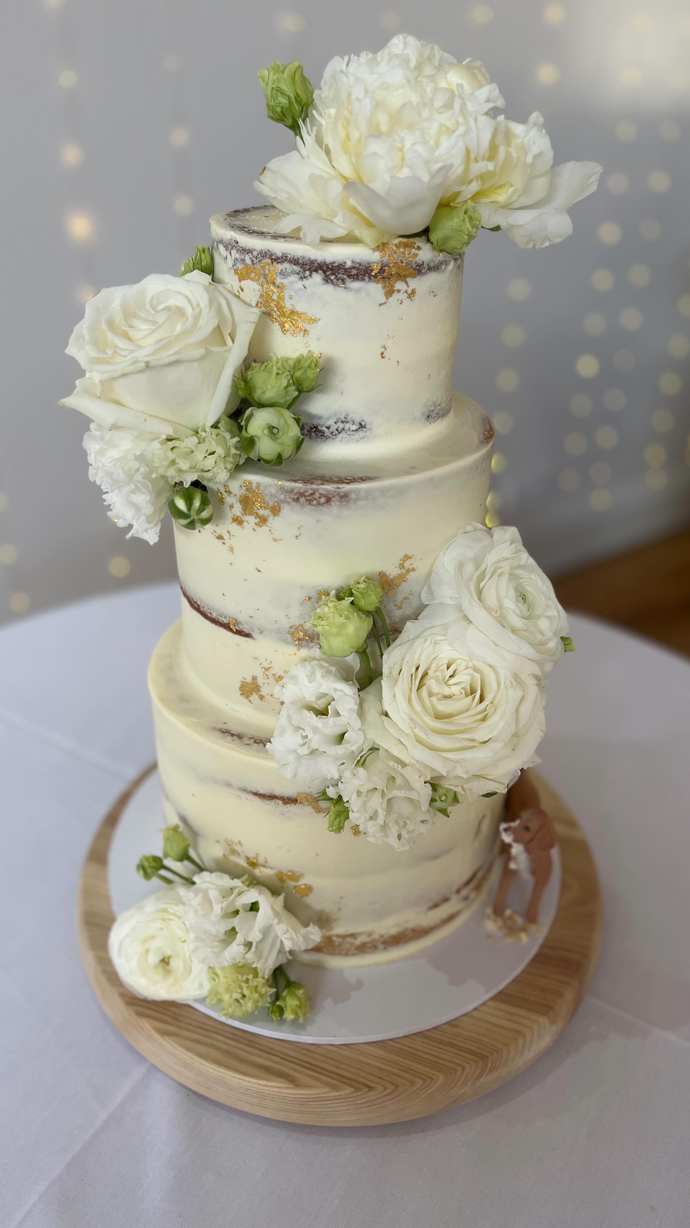 Dreamy whites for A & A @mataracentre ✨
.
.
.
#weddingcake #weddingcontent #weddingidea #cakesofinsta #bakersofinstagram