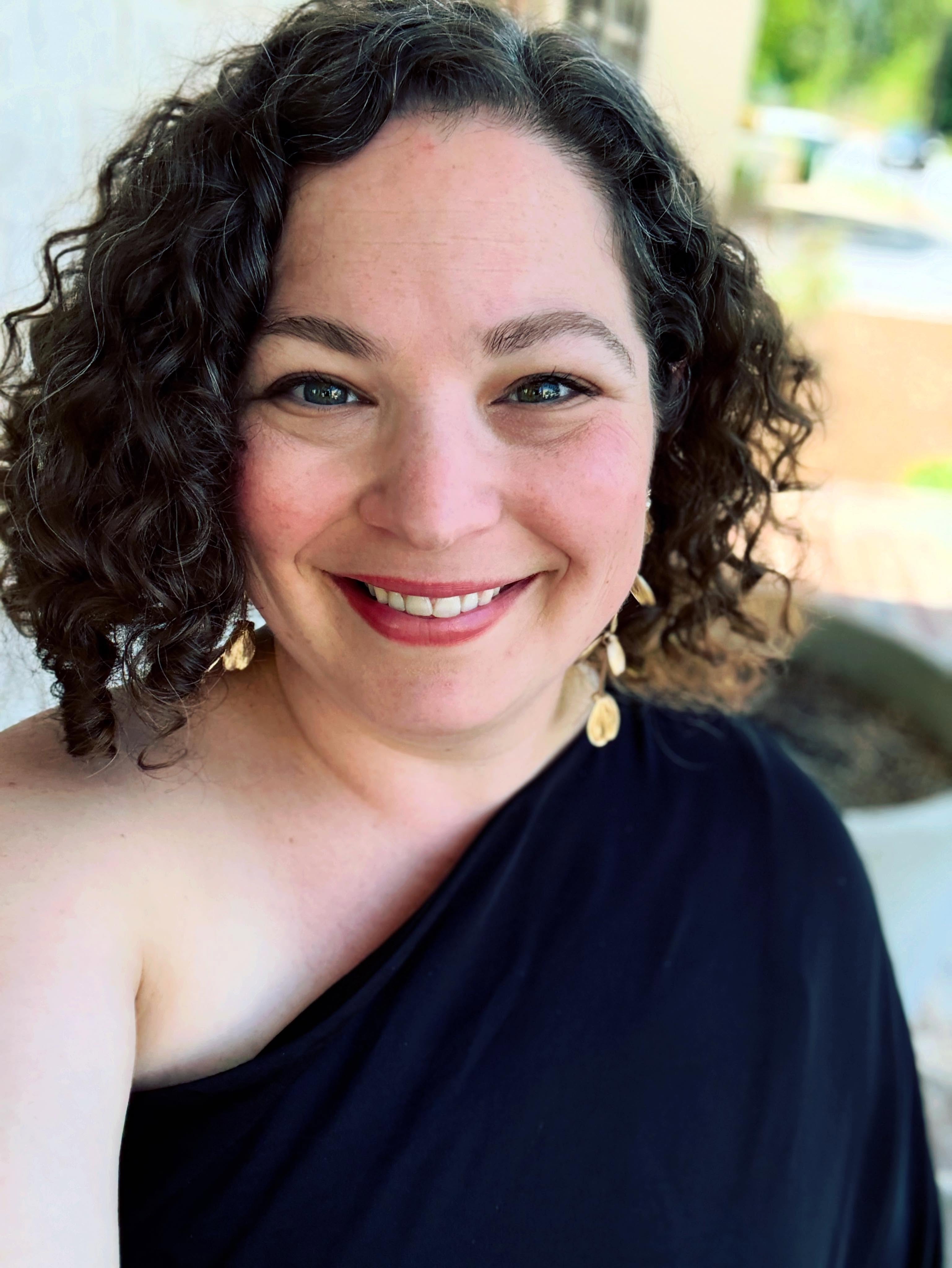 Perfect weather and perfect #Selfie lighting. Excited to sing some Jacquet de la Guerre this afternoon!
#ChamberMusicAthens #EarlyMusic #FrenchBaroque #ElisabethClaude