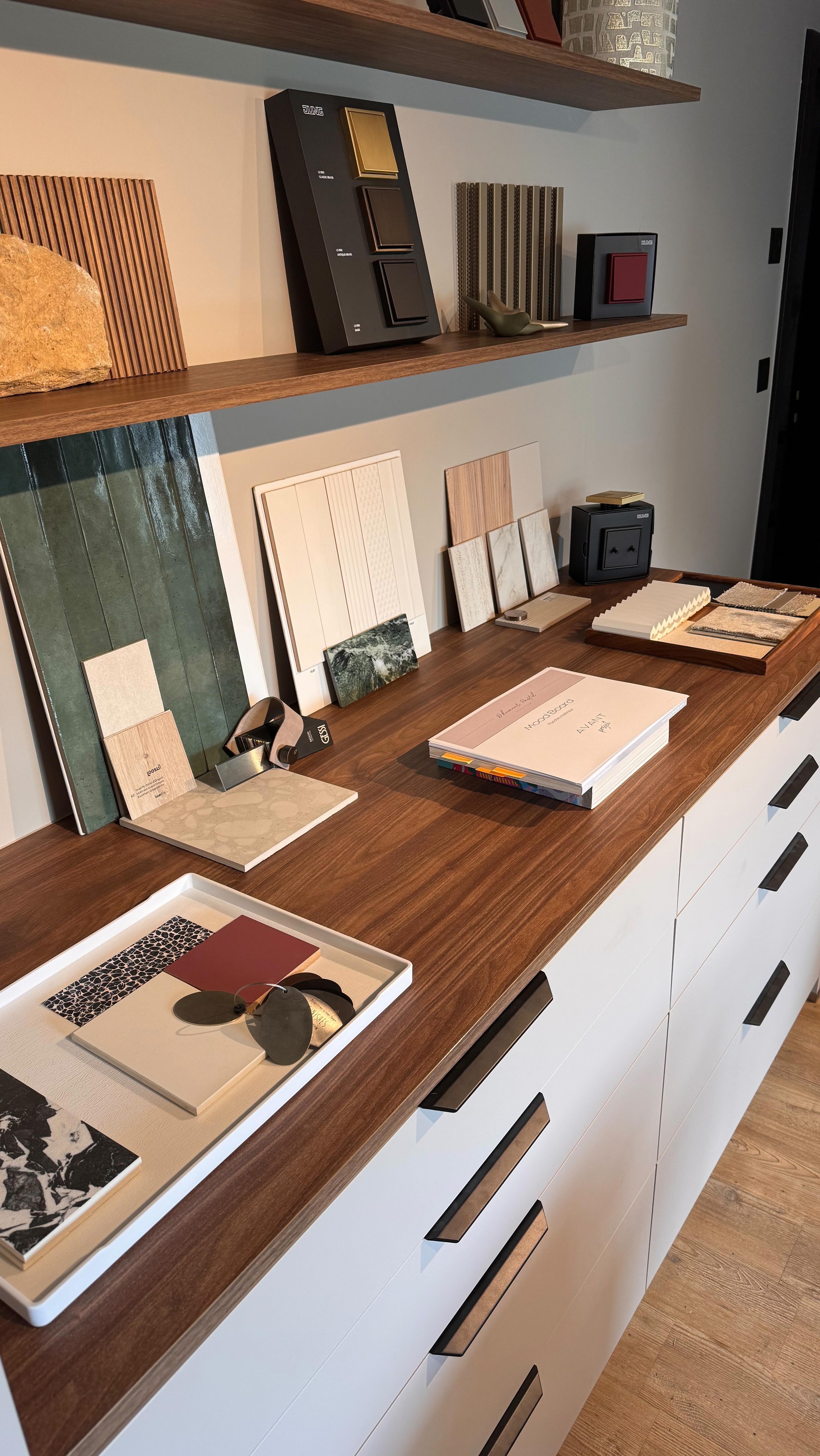 Présentation d’un nouveau projet à mes clients pour la rénovation de leur appartement. En plus de différents moodboards et de la modélisation, ils pourront découvrir, toucher et comparer les différents matériaux qui composeront leur futur intérieur.