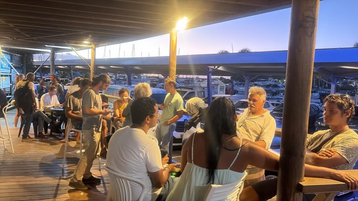 La convivialité, c’est la marque de fabrique de la maison 🤝✨
Du coup, elle est aussi là pour la finalisation des inscriptions à cette belle régate ⛵🌊
Demain, les équipages prendront le départ à 10H ⏰
Ce serait dommage de le rater 👀🔥