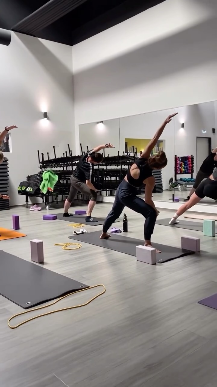 Zur Ruhe kommen. Kraft aufbauen. Bei dir ankommen.✨
Genau darum geht es in unserem Yogakurs mit Lara.🧘♀️
Egal ob Anfängerin oder mit Erfahrung – du bist herzlich willkommen.
Wir freuen uns, dich bald im Kurs zu sehen💛
#bodyperformance #bodyperformancestudio #bodyperformanceleibnitz #xundmacher #diexundmacher