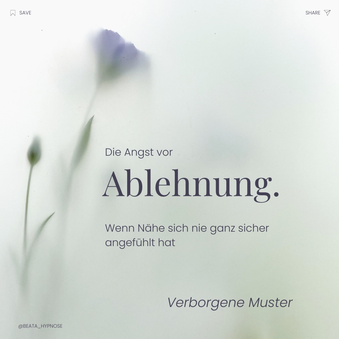 Die Angst vor Ablehnung entsteht oft nicht im heutigen Moment, sondern viel früher.
Wenn Nähe, Liebe oder Verbindung sich als Kind unsicher angefühlt haben, lernt das Nervensystem sehr früh, aufmerksam zu werden. Viele Menschen beginnen dann unbewusst, sich anzupassen, viel zu leisten oder ständig zu prüfen, ob sie noch angenommen werden.
Mit der Zeit wird diese innere Angst oft zu einer Brille, durch die wir Beziehungen, Menschen und Situationen wahrnehmen. Ein Blick, ein Abstand oder eine kleine Veränderung reichen manchmal aus und innerlich entsteht sofort das Gefühl, nicht genug zu sein oder die Verbindung verlieren zu können.
Oft verstehen wir diese Muster längst mit dem Verstand und trotzdem reagiert unser Körper weiter wie früher.
Genau dort kann Hypnose und die Arbeit mit inneren Anteilen einen tiefen Zugang öffnen. In einem Zustand von Ruhe und innerer Sicherheit wird es möglich, alten Erfahrungen bewusster zu begegnen und dem Anteil in dir das zu geben, was damals vielleicht gefehlt hat: Sicherheit, Verständnis, Verbindung oder das Gefühl, bleiben zu dürfen.
Dadurch kann auch das Nervensystem langsam beginnen, neue Erfahrungen zu machen und die Welt nicht mehr nur aus alten Schutzmustern heraus wahrzunehmen.
Wenn du spürst, dass dich solche Themen begleiten, darfst du dir Unterstützung holen.
Melde dich gerne für ein unverbindliches Erstgespräch.
Deine Beata
Hypnose - Inneres Kind - Regression - Rückführung