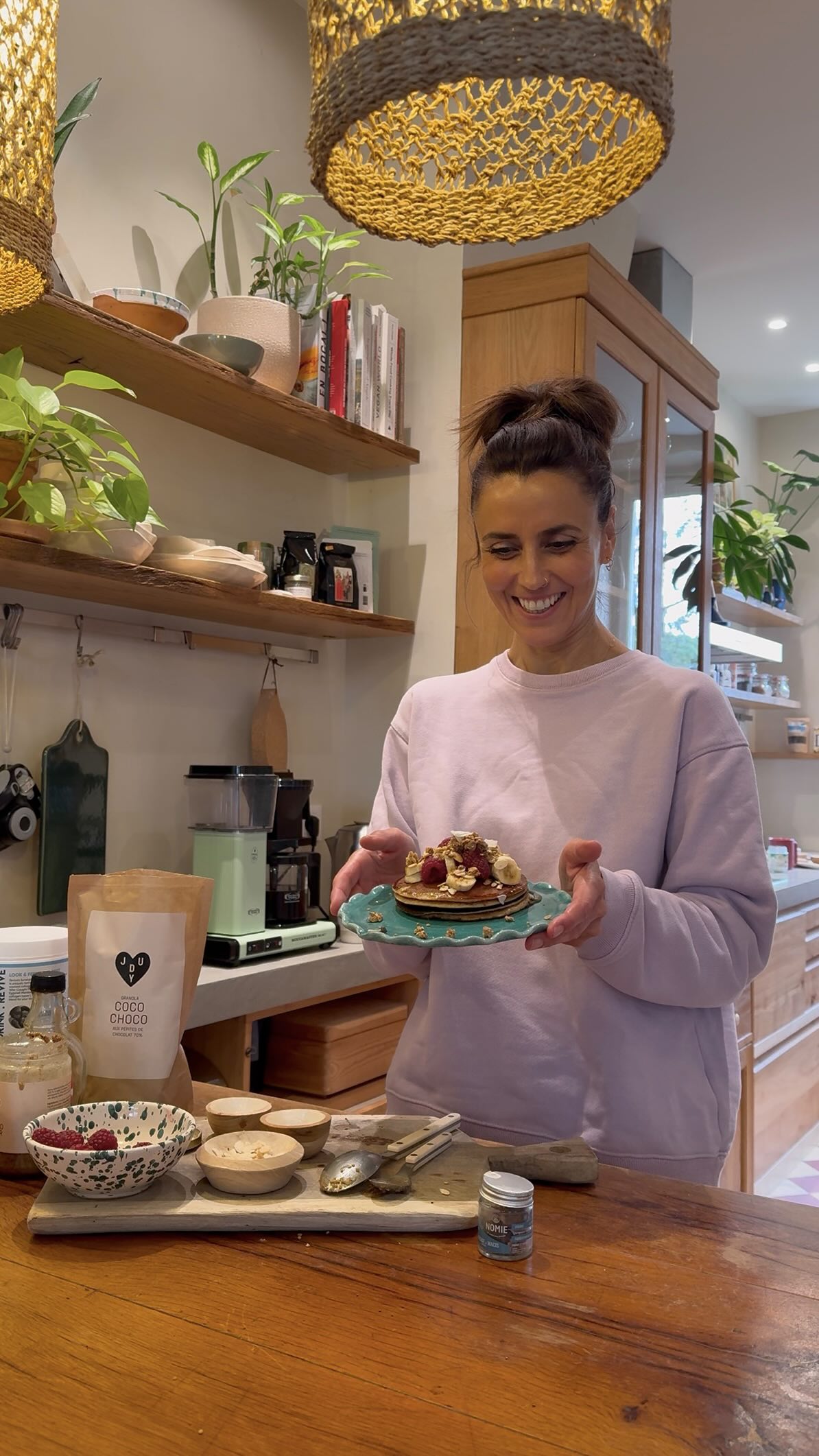 🥞Un petit-déjeuner rapide, riche en protéines et pensé pour soutenir l’énergie, la satiété et la digestion. La recette de Dom pour 4 à 6 pancakes :
* 6 dosettes de poudre de protéines de votre choix
* 2 petites bananes
* 2 œufs
* 2 c. à s. kéfir de lait ou yaourt de votre choix
* 4 c. à s. flocons d’avoine
* 1 c. à s. psyllium
* 1 c. à s. graines de lin moulues
Mixer, laisser reposer 5 min au frais. Cuire à la poêle avec un peu d’huile de coco, quelques minutes de chaque côté, attendre que de petites bulles apparaissent avant de les retourner
Servir avec des fruits rouges, une compotée de pomme ou d’autres toppings de votre choix !