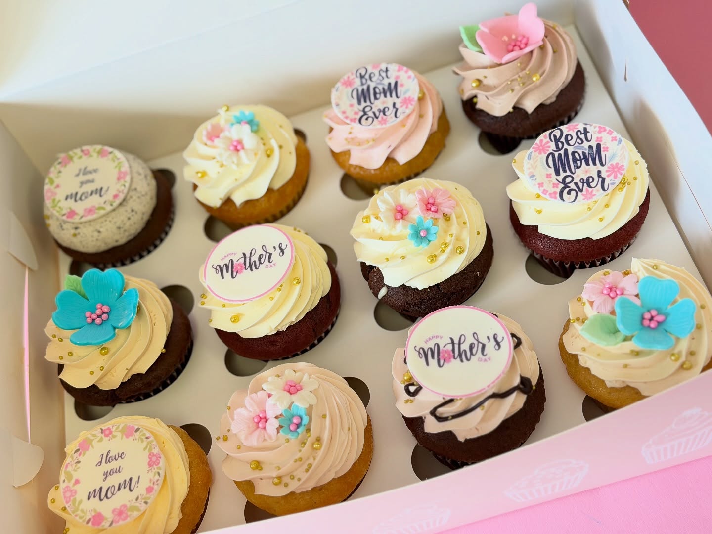 Sending love today to all the incredible moms and mother figures 💐💛
Hope your day feels as special as you are!
#HappyMothersDay #MothersDay #CelebrateMom #MotherFigures #MississaugaBakery #MississaugaCakes #StreetsvilleBakery #GTABakery #NutFreeBakery #NutFreeCakes #SweetTreats #SupportLocalMississauga #CupcakeLovers #ButtercreamCakes #MothersDayWeekend