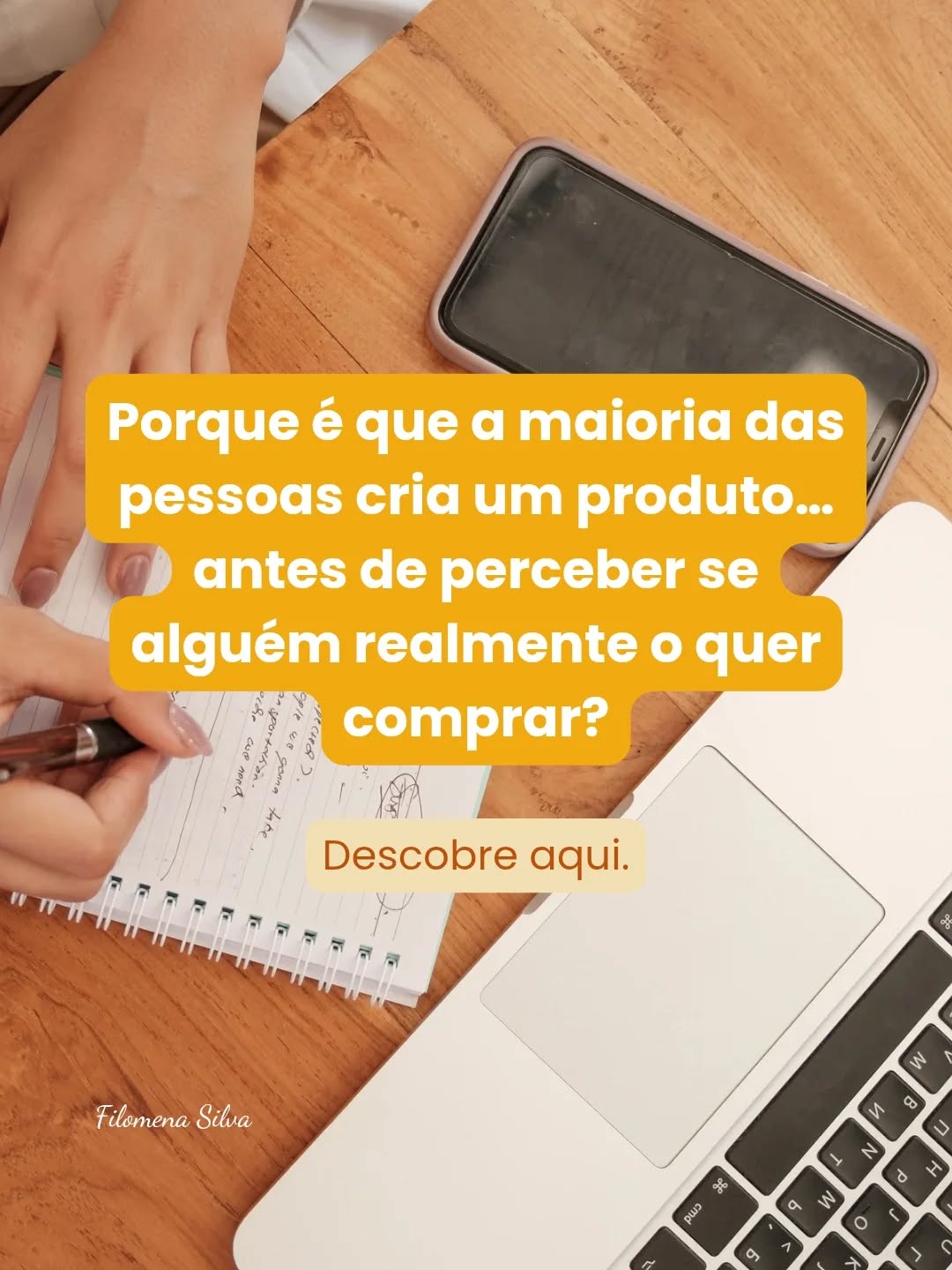 Há uma coisa muito comum no digital: as pessoas apaixonam-se pela ideia do produto… antes de perceberem se existe procura para aquilo que querem criar.
Passam semanas ou meses a desenvolver algo. Criam o nome. O branding. Os módulos. As páginas. Os detalhes todos.
E só depois surge a pergunta mais importante:
“Mas será que alguém quer realmente comprar isto?”
O problema é que muitas pessoas começam pelo produto… quando deviam começar por perceber a necessidade do seu público.
Porque um negócio digital sustentável não nasce só daquilo que tu achas que é valioso para o mercado. Deve ser o ponto de encontro entre aquilo que sabes fazer e aquilo que o outro lado já procura resolver.
E isto muda completamente a forma como crias produtos e serviços para o teu negócio.
Quando percebes isto, deixas de criar às cegas. Começas a observar mais. A validar a tua oferta mais cedo. A comunicar antes de construir tudo.
E isso evita muito desgaste, frustração e produtos que acabam esquecidos e sem vendas depois de tanto trabalho e esforço.
No digital, criar não é a parte mais difícil.
O mais difícil é criar algo que faça sentido para quem está do outro lado e que realmente resolva um problema em concreto.
E é exatamente aí que a maioria se perde.
Conta-me: já criaste alguma coisa que tinhas a certeza que ia resultar… mas acabou por não gerar vendas? 👇