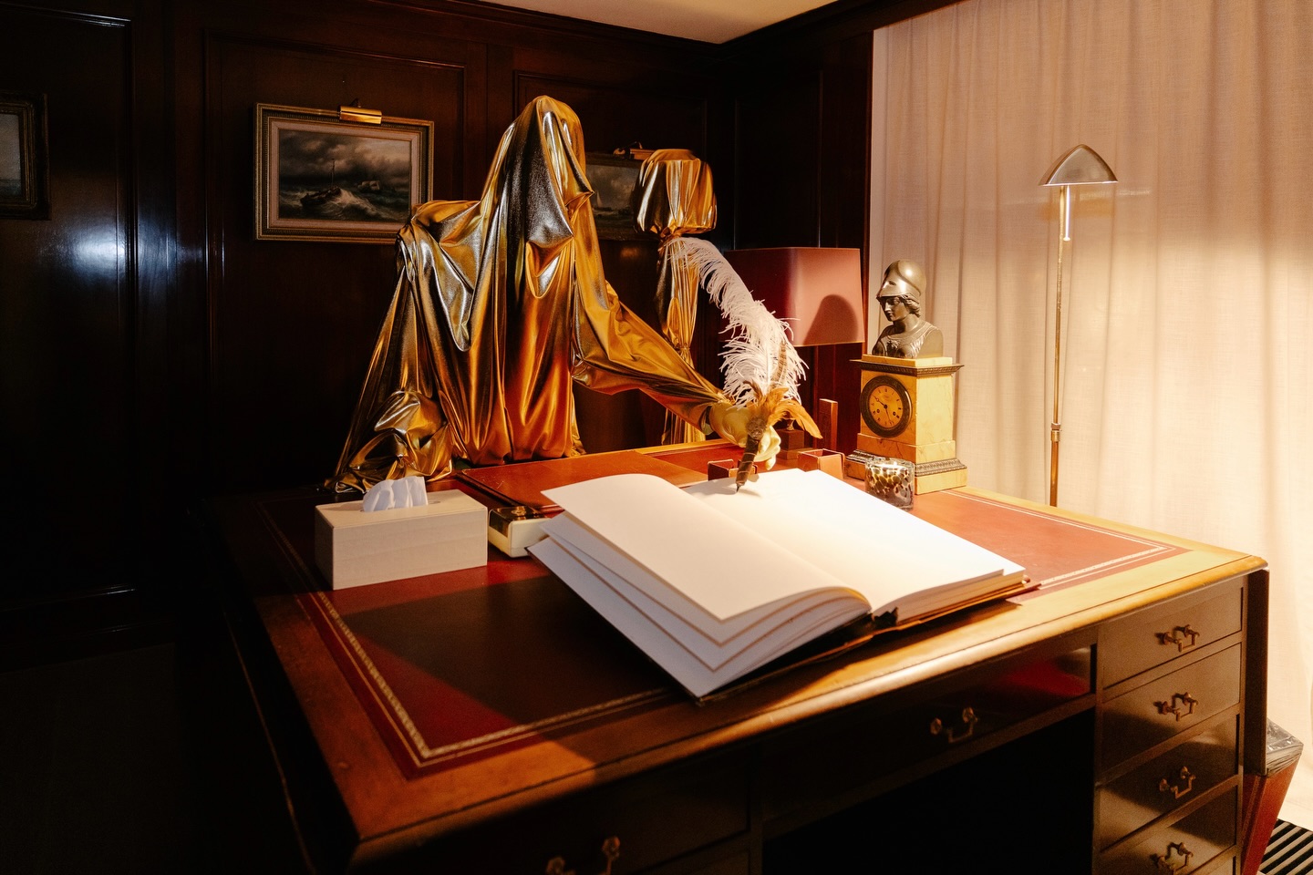 The Golden Writer invites you to leave a message for the host. Hidden in plain sight, blending into the room like he was always part of it. Did you notice him right away?
For @thefriendsbyverhulst
#soul15 #soul15evententertainment #soul15costumesandconcepts #charactercreation #costumedesign