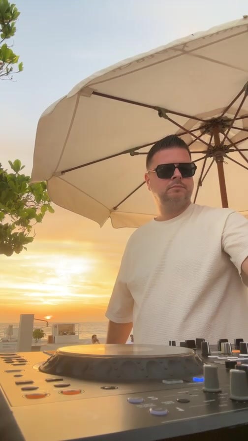 Sunset live from Café Nikki 😎
