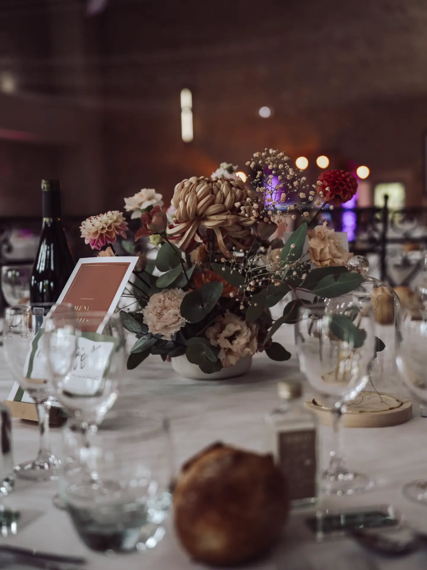 Entre lumière tamisée, fleurs de saison et détails délicats… créer une ambiance qui marque les esprits ✨
Chaque table raconte une histoire, pensée pour faire vivre un moment unique à vos invités.
🌸 Décoration florale & scénographie d’événements
📍Mariages • réceptions • événements professionnels
@lmohphotography
#decoratriceflorale #fleuristeevenementiel #decorationmariage #artdelatable #centredefleur