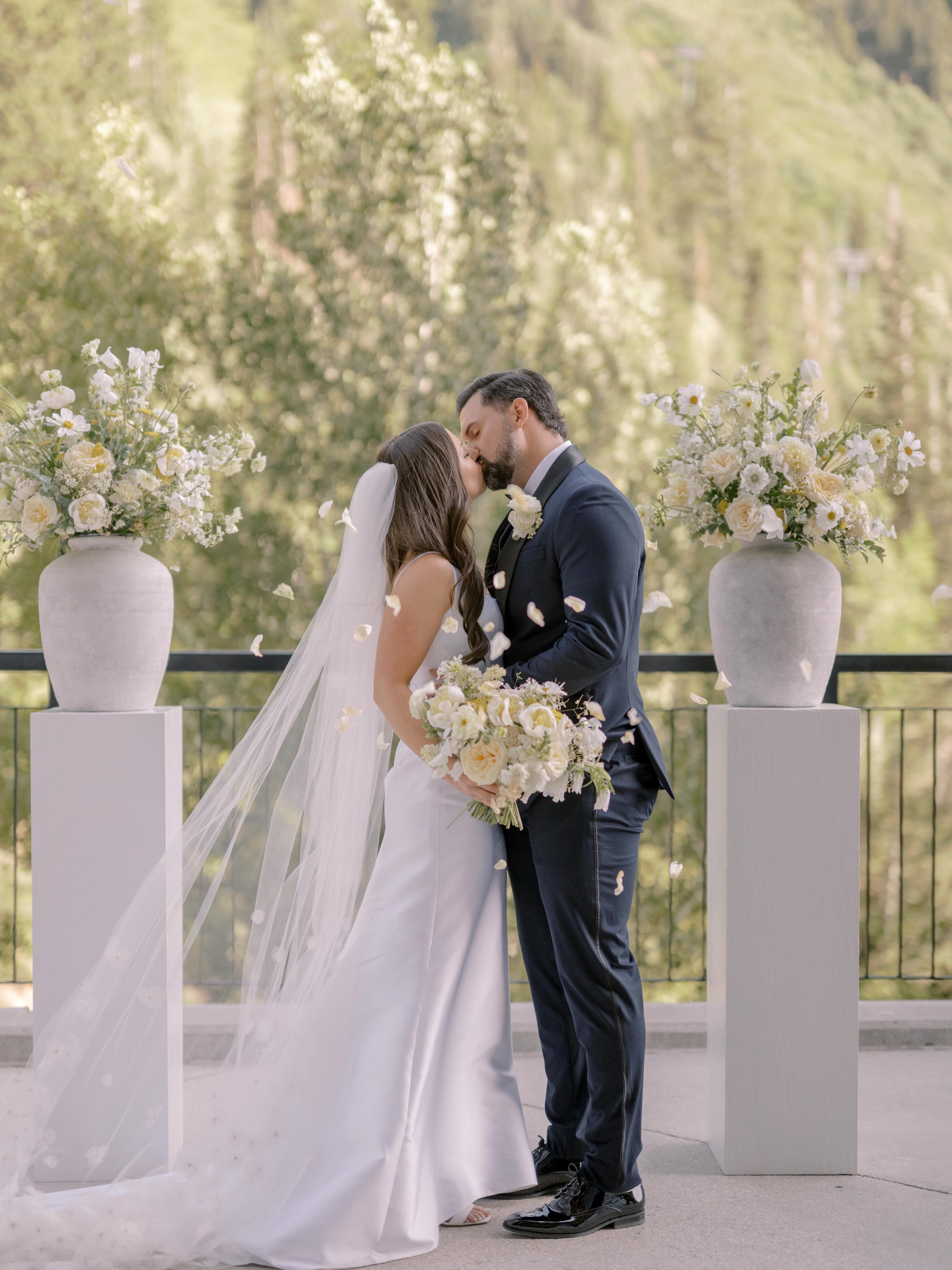 Patiently waiting for a chance at another butter yellow wedding đ§đâ¨
Photography @ashleebrookephoto
Videography @kalefitchfilms
Planner @normanweddings
MUA @lesleylind
Bride @clairesvoboda_
Photo Booth @snap.pop.party
Floral @delaflor.studioco
Local flowers from @utahflowermarket and @picklinq