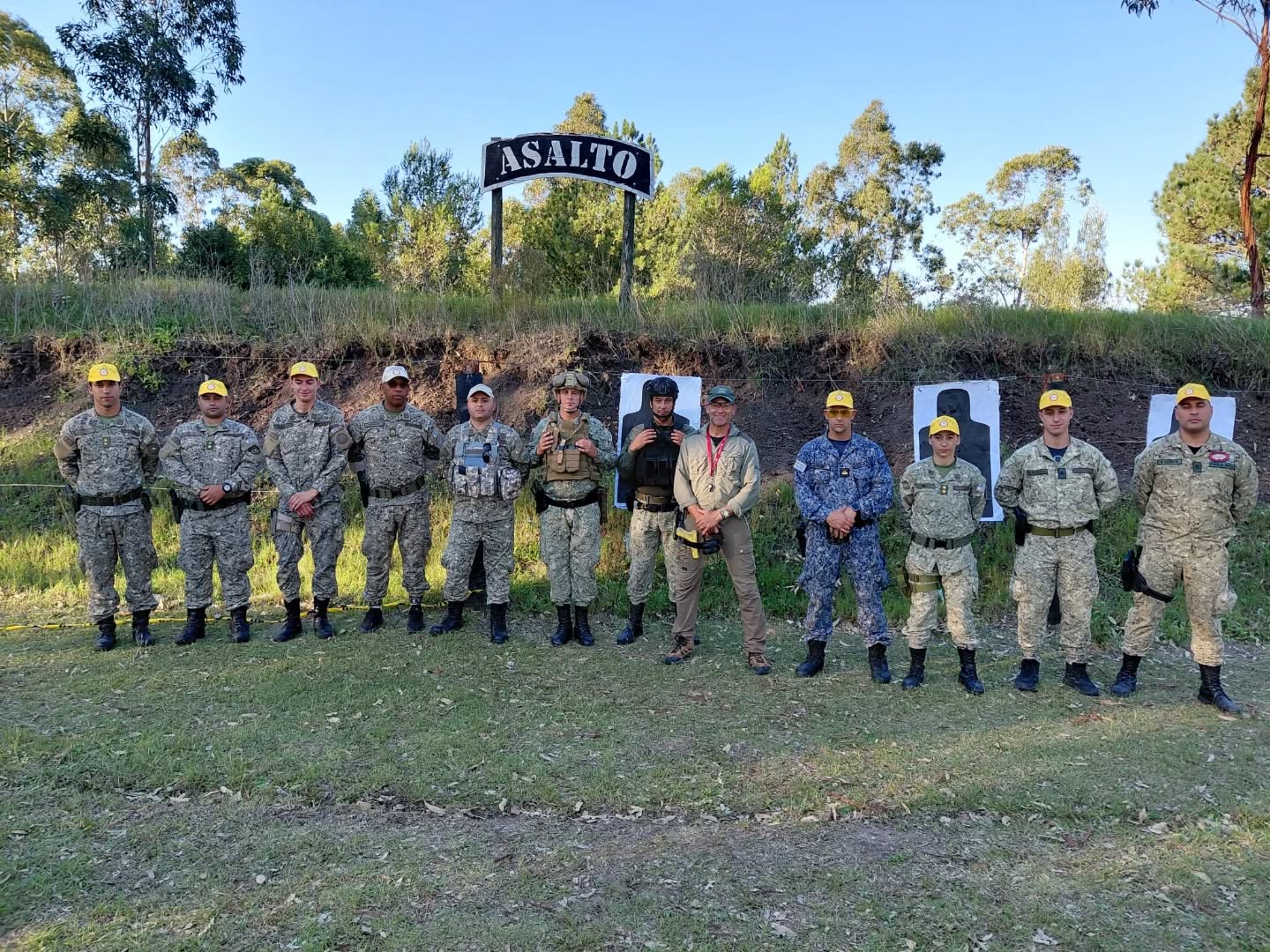 Un placer y orgullo haber apoyado en el día de hoy al curso avanzado de tiro para Oficiales de las Fuerzas Armadas !
Excelente jornada de camaradería, intercambio y aprendizaje !
Nos vemos en la siguiente fase !!!