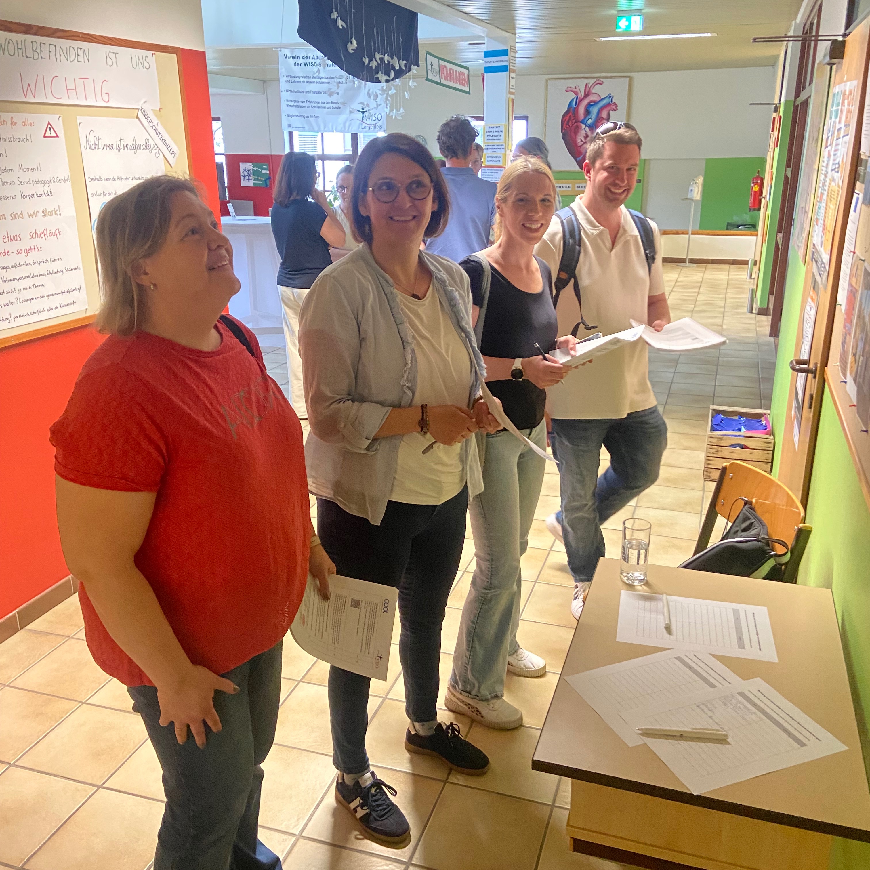 COOLer Elternabend an unserer Schule:
Am 6. Mai 2026 durften die Eltern der 1HLS und 1FSB unser COOL-Konzept selbst erleben. Wie an einem echten COOL-Tag eigneten sie sich Informationen eigenständig an, begleitet und unterstützt von unseren Lehrer:innen.
Dabei ging es unter anderem um Praktika, das COOL-Unterrichtsprinzip, die Heimhilfeausbildung, mehrtägige Schulveranstaltungen, Abschlussprüfungen und Achtsamkeit im Unterricht.
Ein gelungener Abend mit vielen interessierten Gesprächen. Vielen Dank an alle Eltern für die rege Teilnahme!
#cool #cooperativeopenlearning #hls #fsb #schuleerleben #elternabend #wisolangenlois